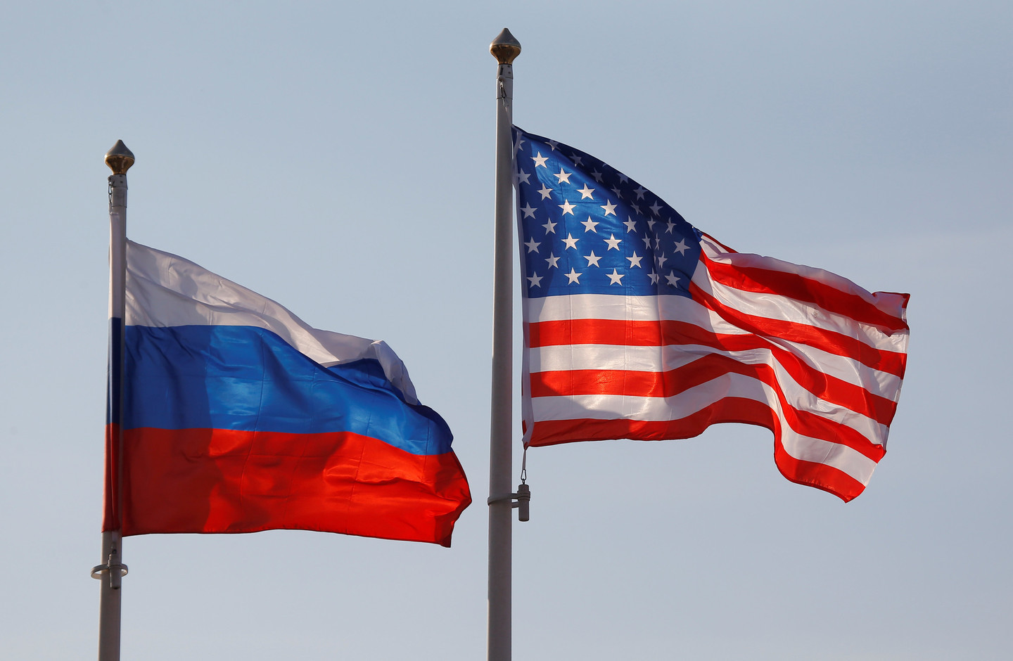 Государственные флаги России и США. Фото:&nbsp;&copy; REUTERS/Maxim Shemetov
