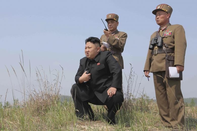 Лидер Северной Кореи Ким Чен Ын в окружении военных. Фото: &copy; REUTERS/KCNA
