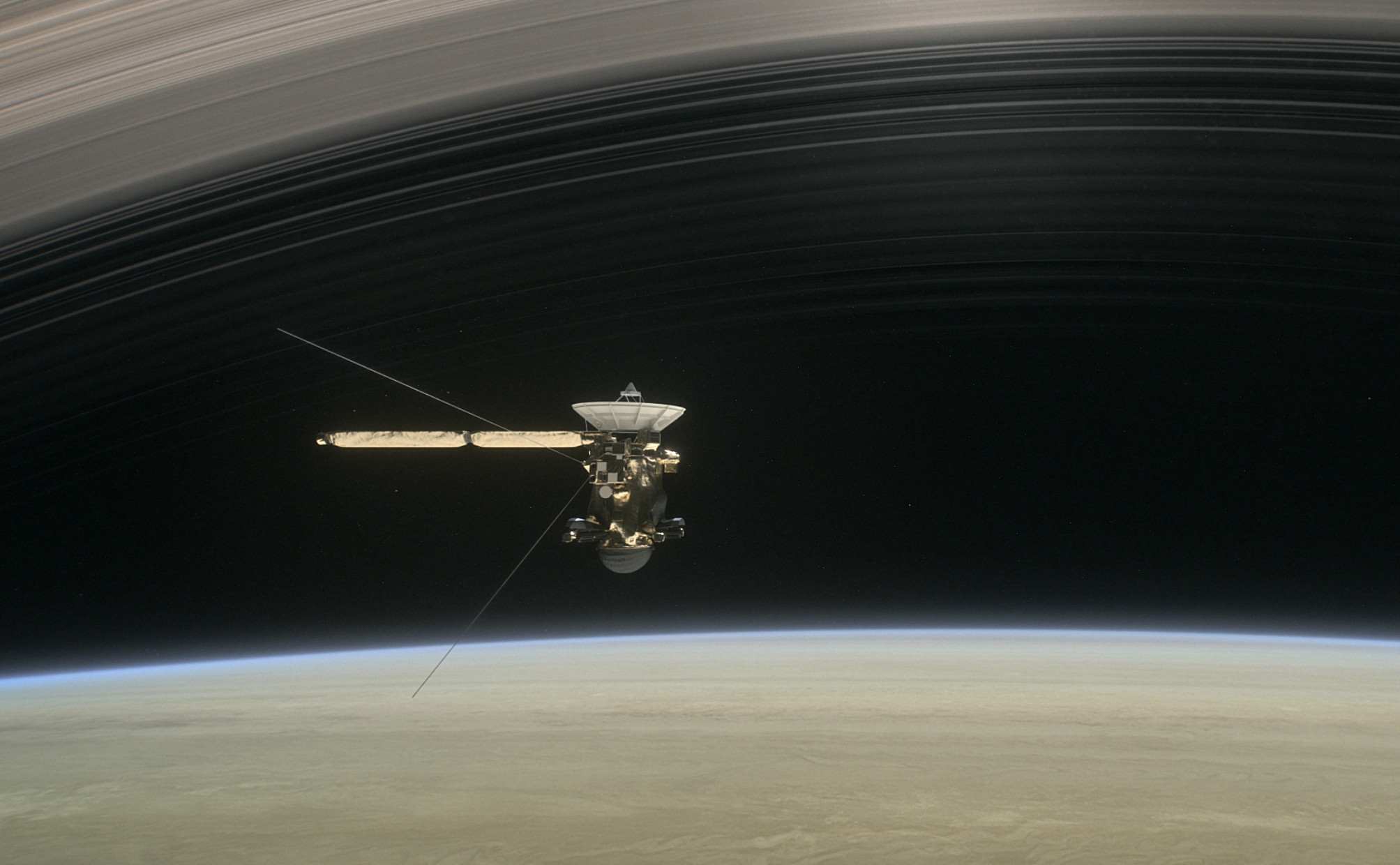 Космическая станция "Кассини" над поверхностью Сатурна. Фото: изображение&nbsp;NASA/JPL-Caltech