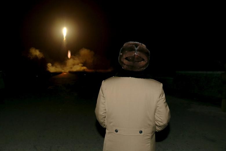 Лидер КНДР Ким Чен Ын наблюдает за запуском баллистической ракеты. Фото: &copy; REUTERS/KCNA