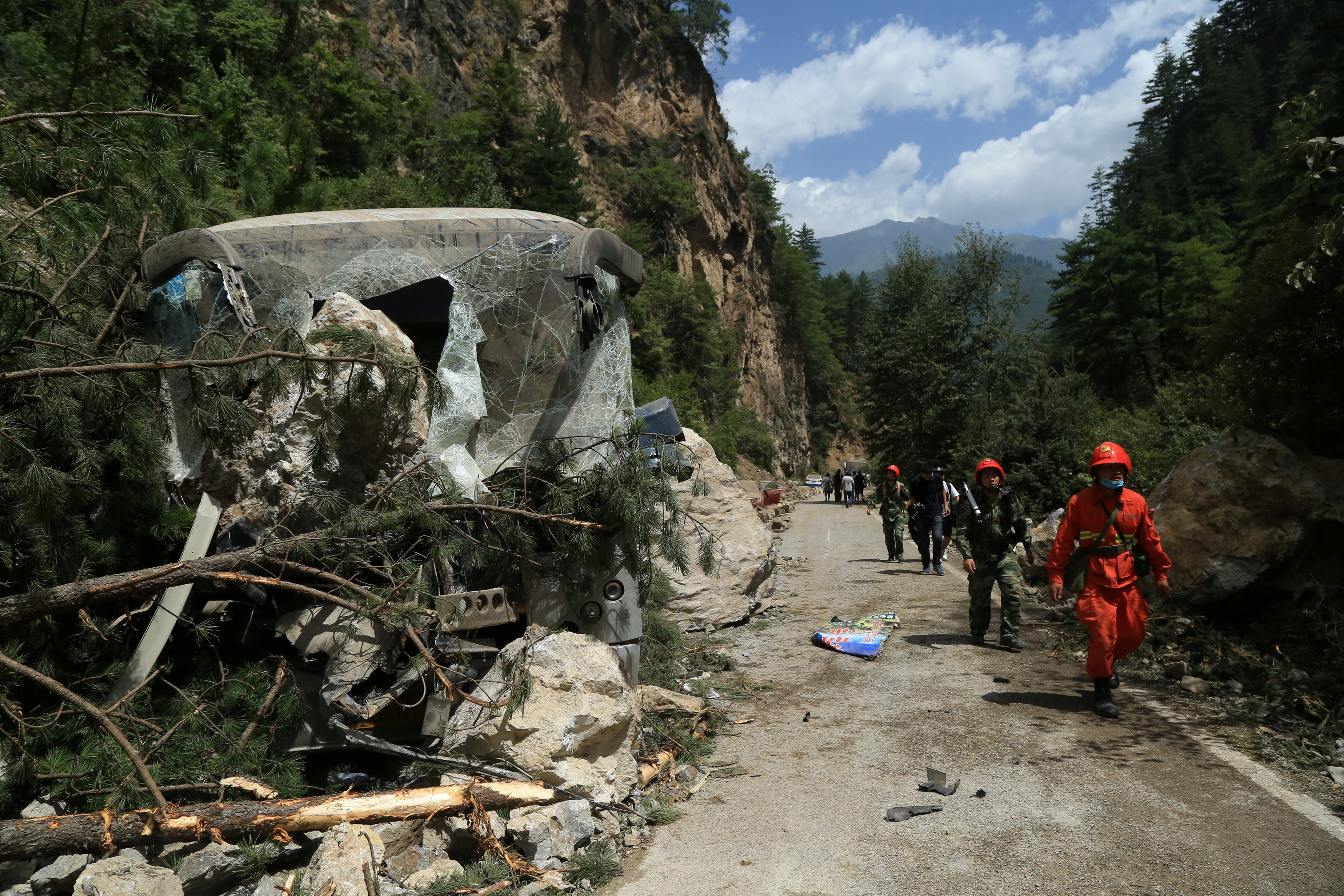Спасатели убирают последствия землетрясения в китайской провинции Сычуань. Фото: &copy;&nbsp;REUTERS/Stringer