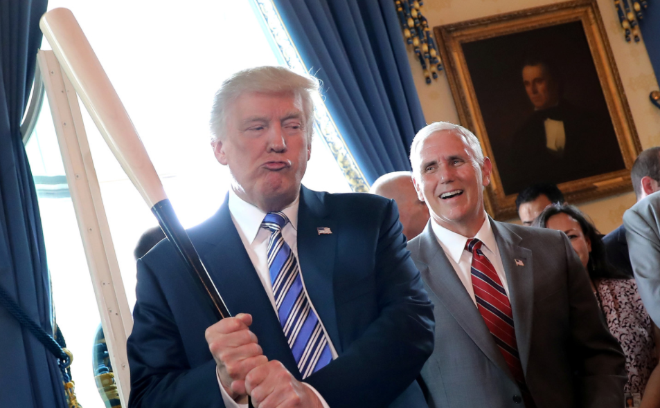 Дональд Трамп с бейсбольной битой. Фото: &copy;&nbsp;REUTERS/Carlos Barria