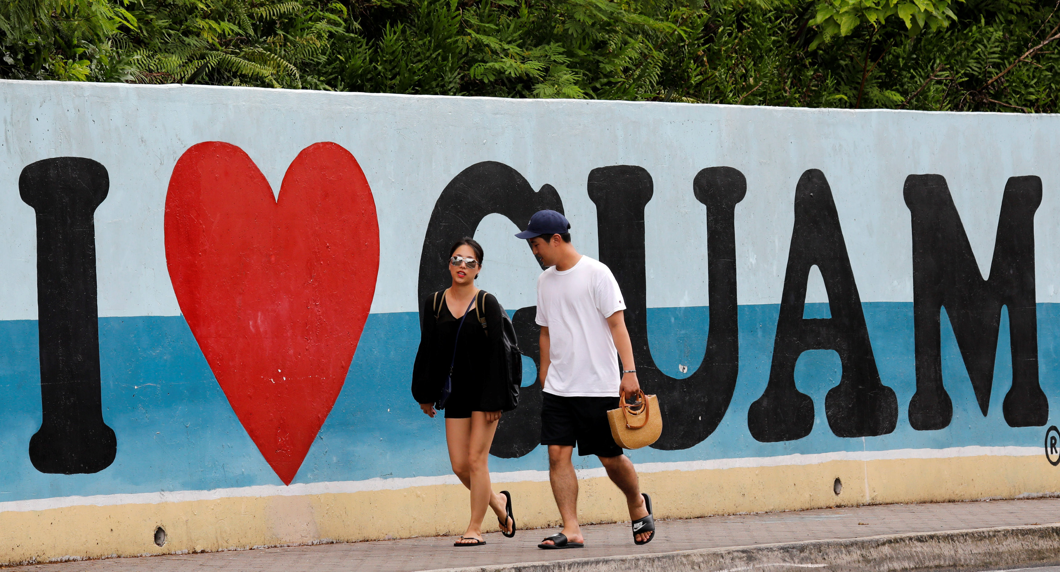 Туристы на острове Гуам. Фото: &copy;&nbsp;REUTERS/Erik De Castro