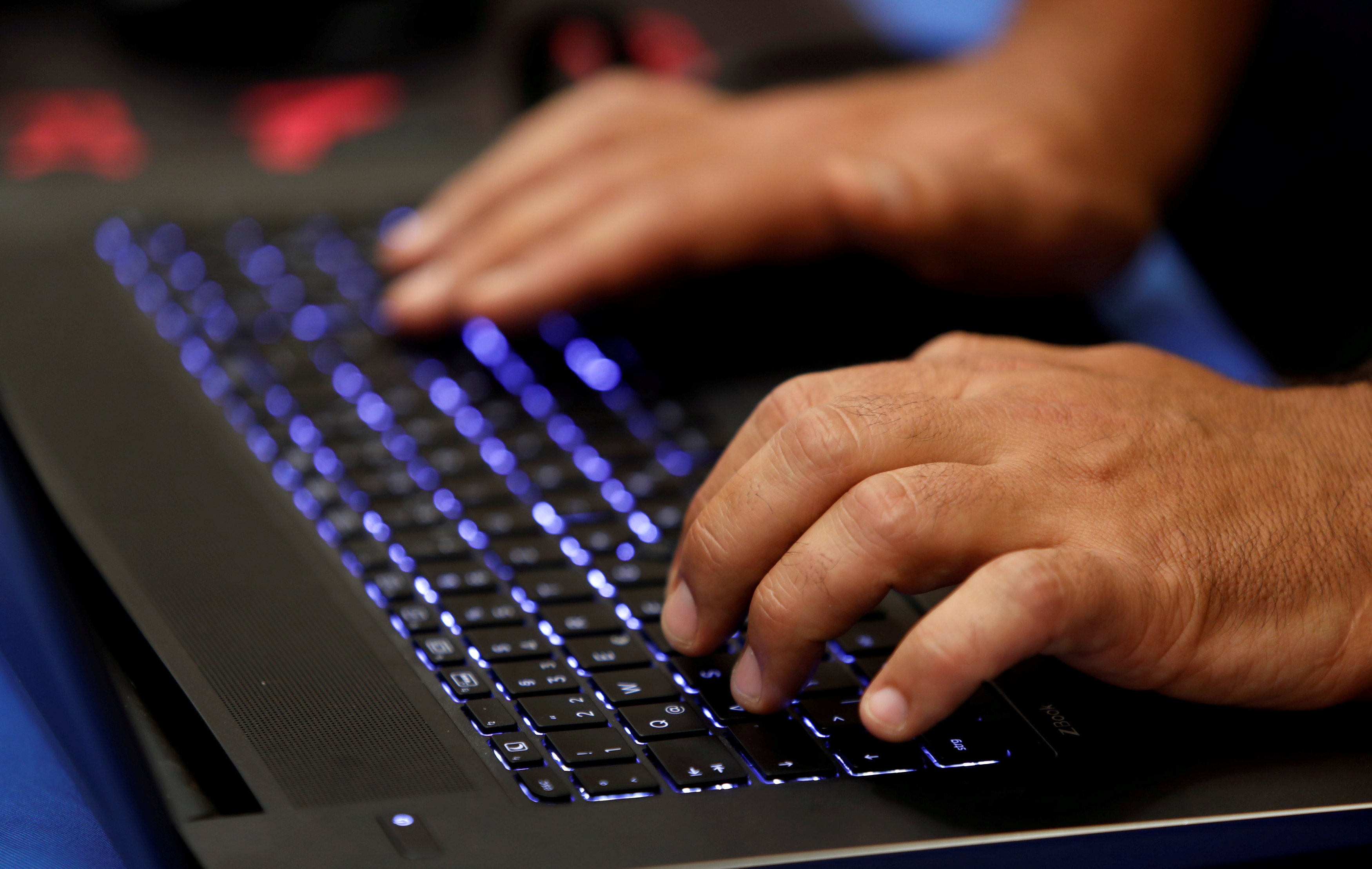 Человек печатает на клавиатуре. Фото: &copy;&nbsp;REUTERS/Steve Marcus
