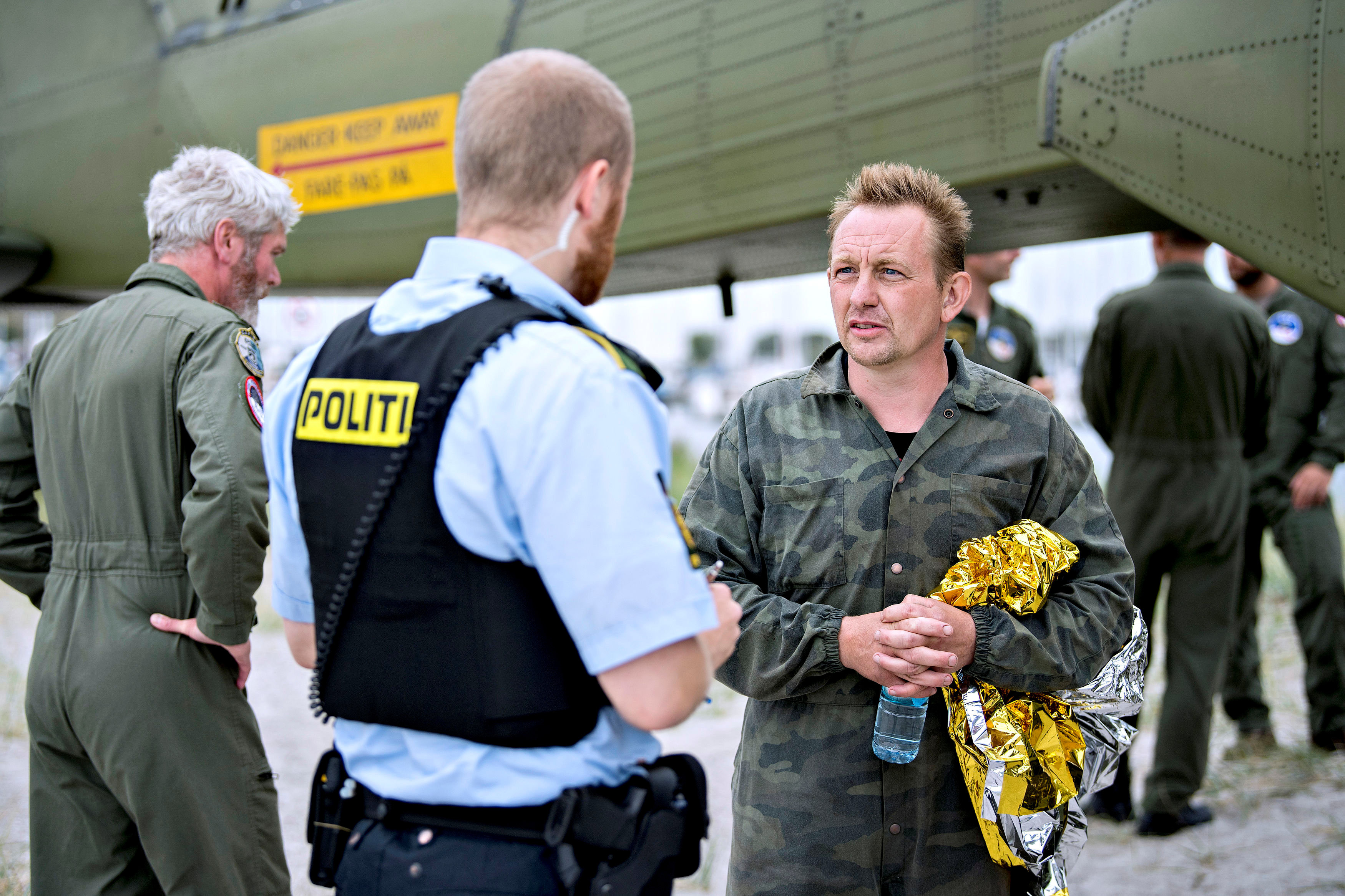 Владелец затонувшей подводной лодки Петер Мэдсен общается с полицейским. Фото: &copy; REUTERS/Scanpix Denmark, Bax Lindhardt