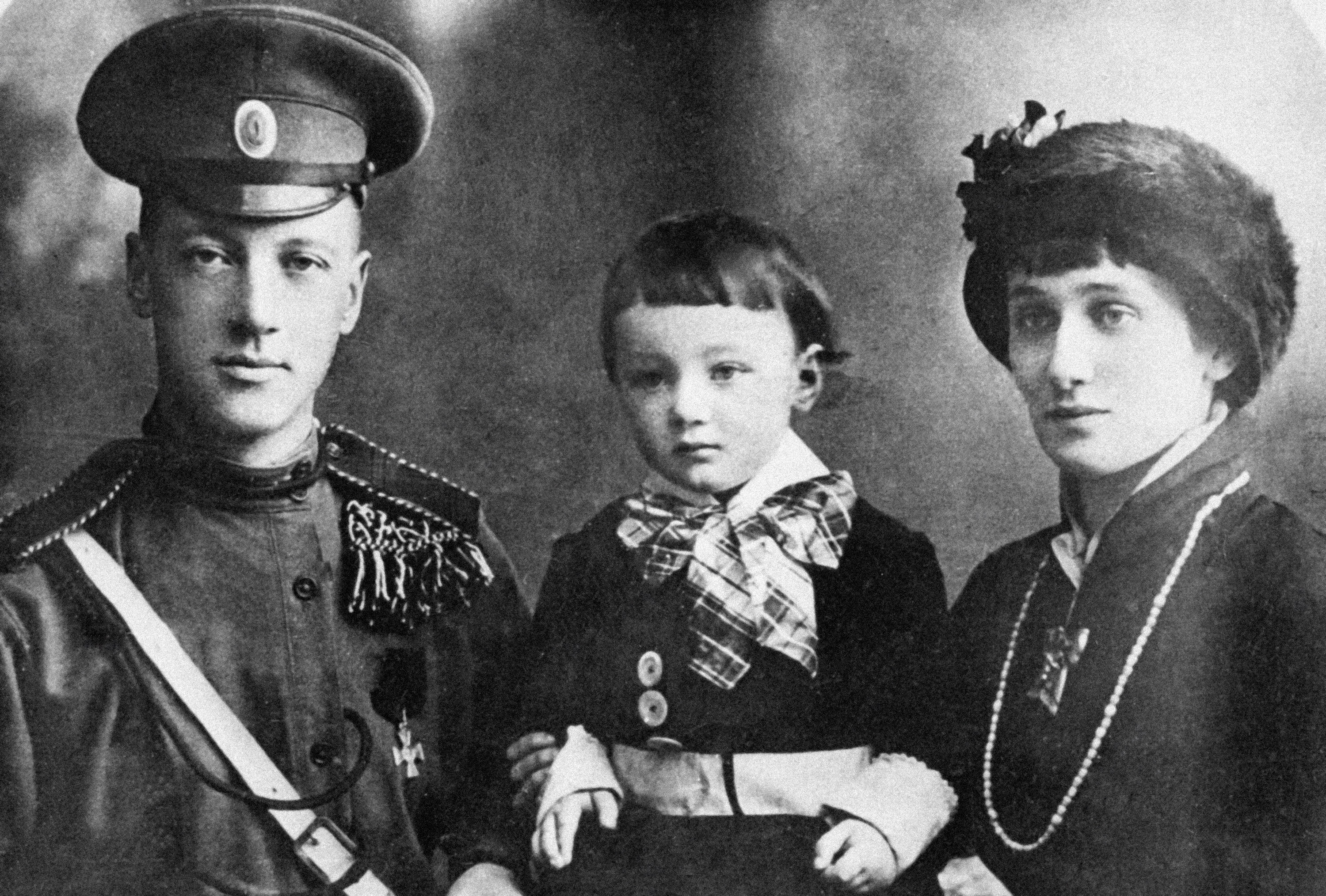 Поэты Николай Степанович Гумилев (слева), Анна Андреевна Ахматова (справа) и их сын Лев. Фото © РИА Новости