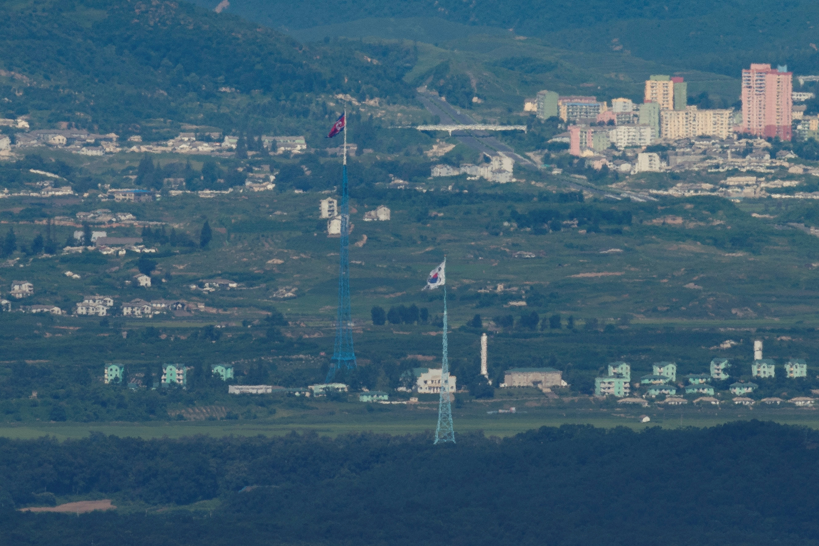 Флаги КНДР и Южной Кореи на общей границе. Фото: &copy; REUTERS/Yonhap/Lim Byoung-sik