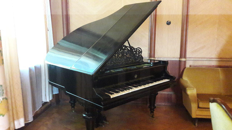 В доме вождя стоит рояль, который принадлежал Романовым. Инструмент был сделан в 1896 году.