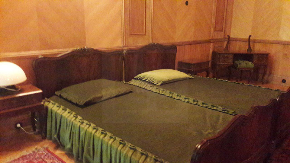 Сталин мог по несколько раз за ночь менять спальню, выбирая одну из трёх идентичных в доме.