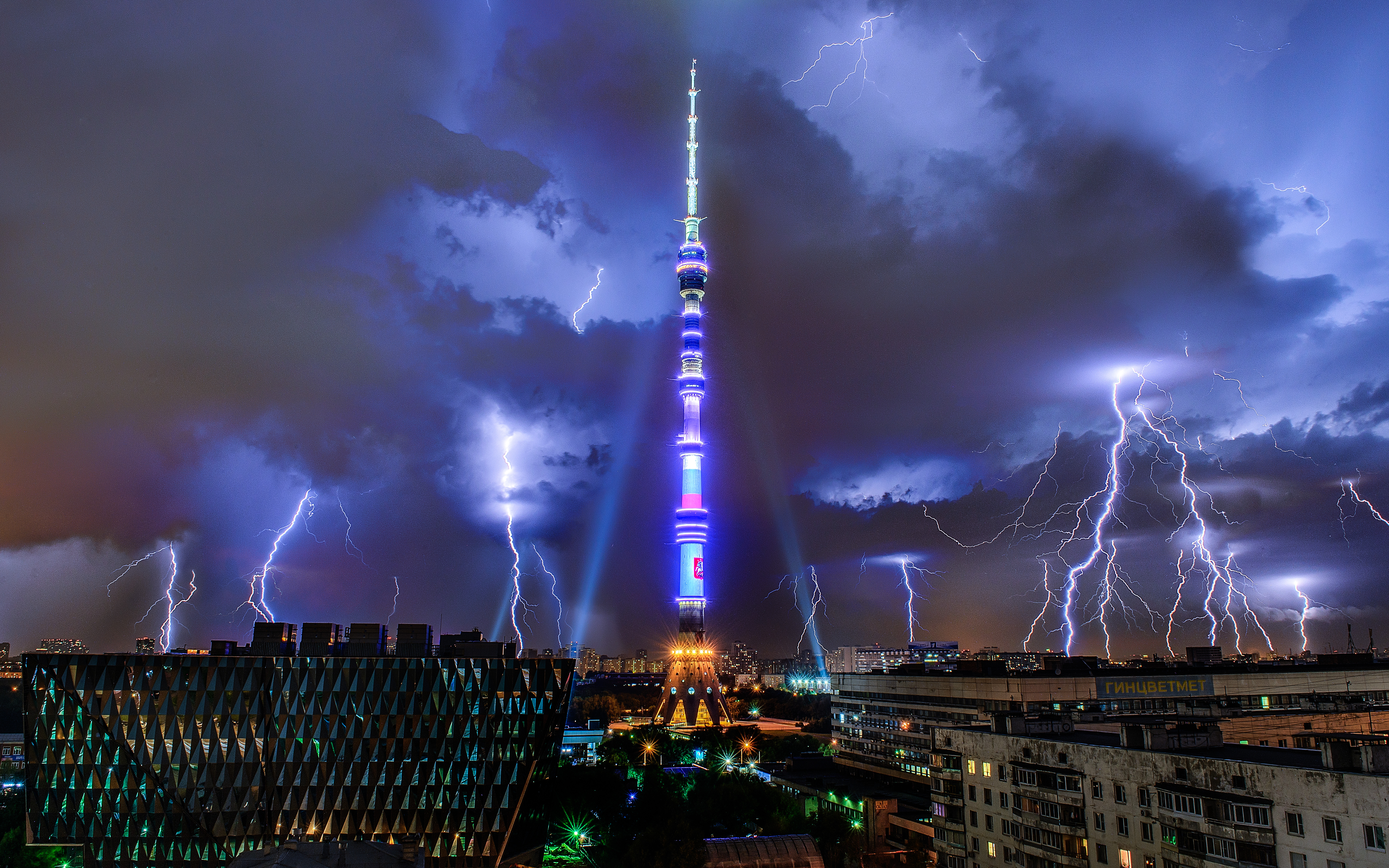 Молния над Останкцинской башней. Фото: &copy; РИА Новости/Денис Мурин