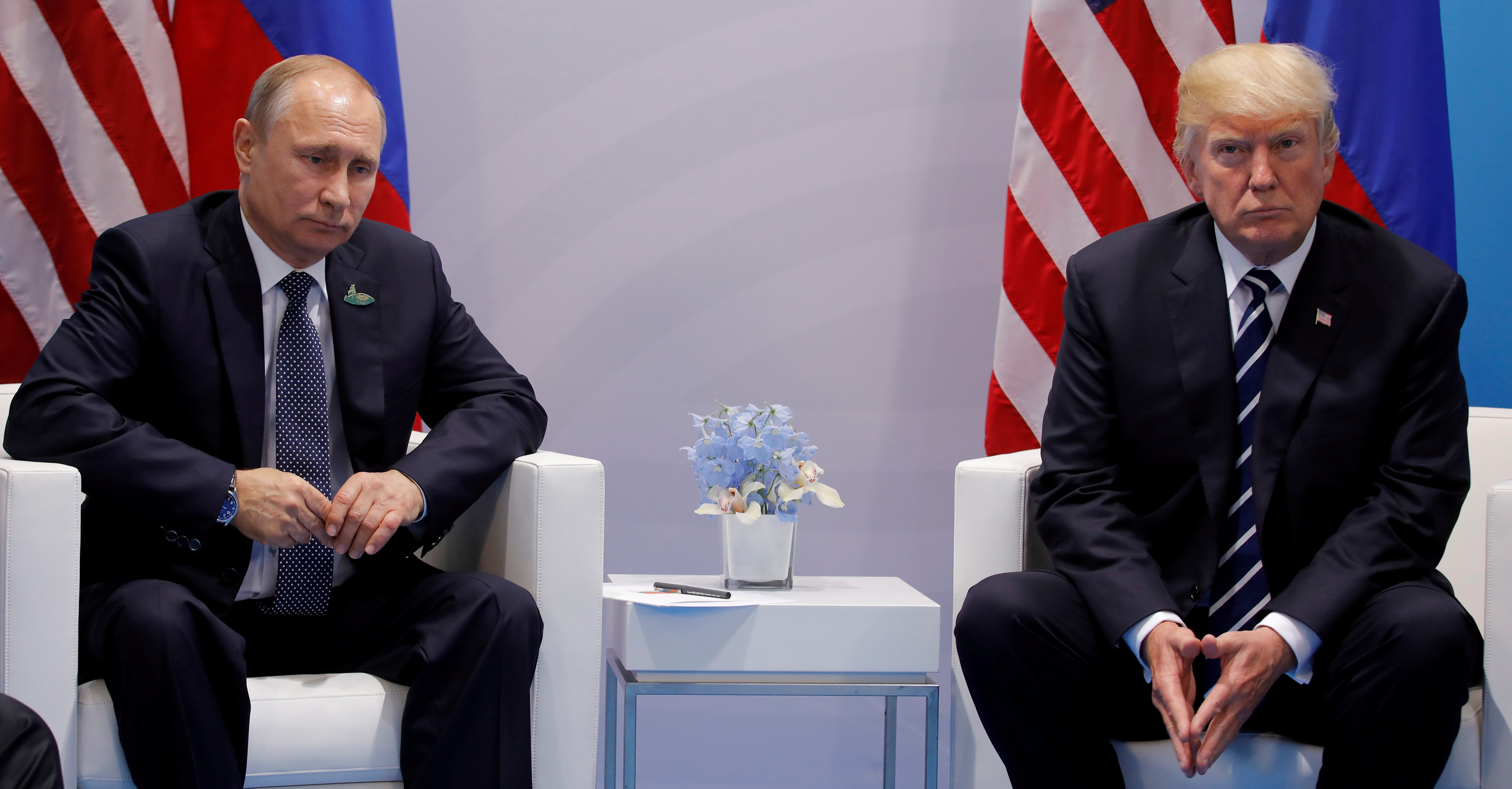 Президент России Владимир Путин и президент США Дональд Трамп на встрече в рамках саммита G20 в Гамбурге. Фото: &copy; REUTERS/Carlos Barria
