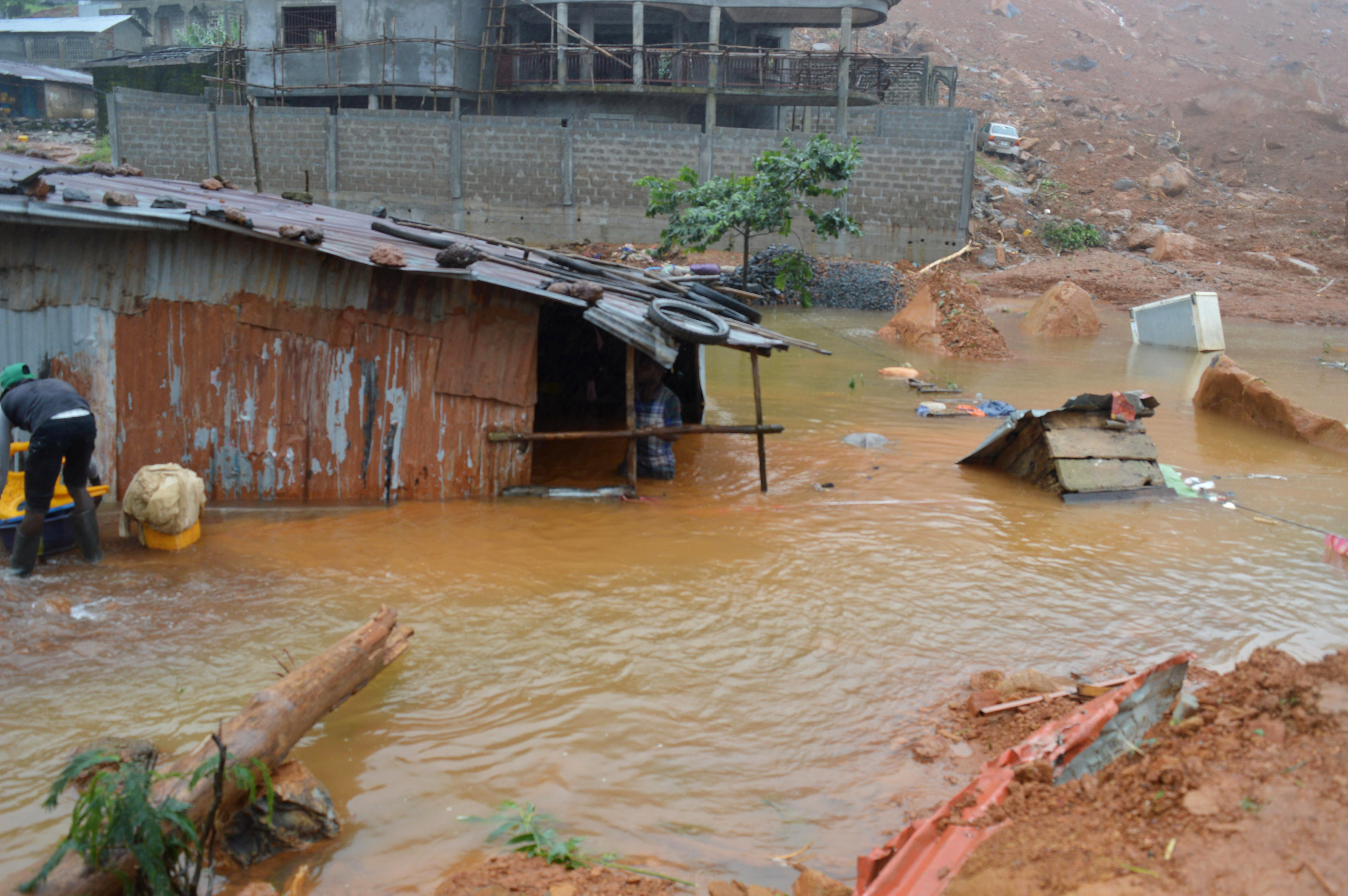 <p><span>Подтопленная деревня&nbsp;в Сьерра-Леоне</span></p>
<p><span>Фото: &copy; REUTERS/Ernest Henry</span></p>