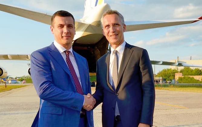 Александр Коцюба (слева) с генеральным секретарём НАТО Йенсом Столтенбергом. Фото: &copy; Facebook/Официальная группа компании "Антонов"