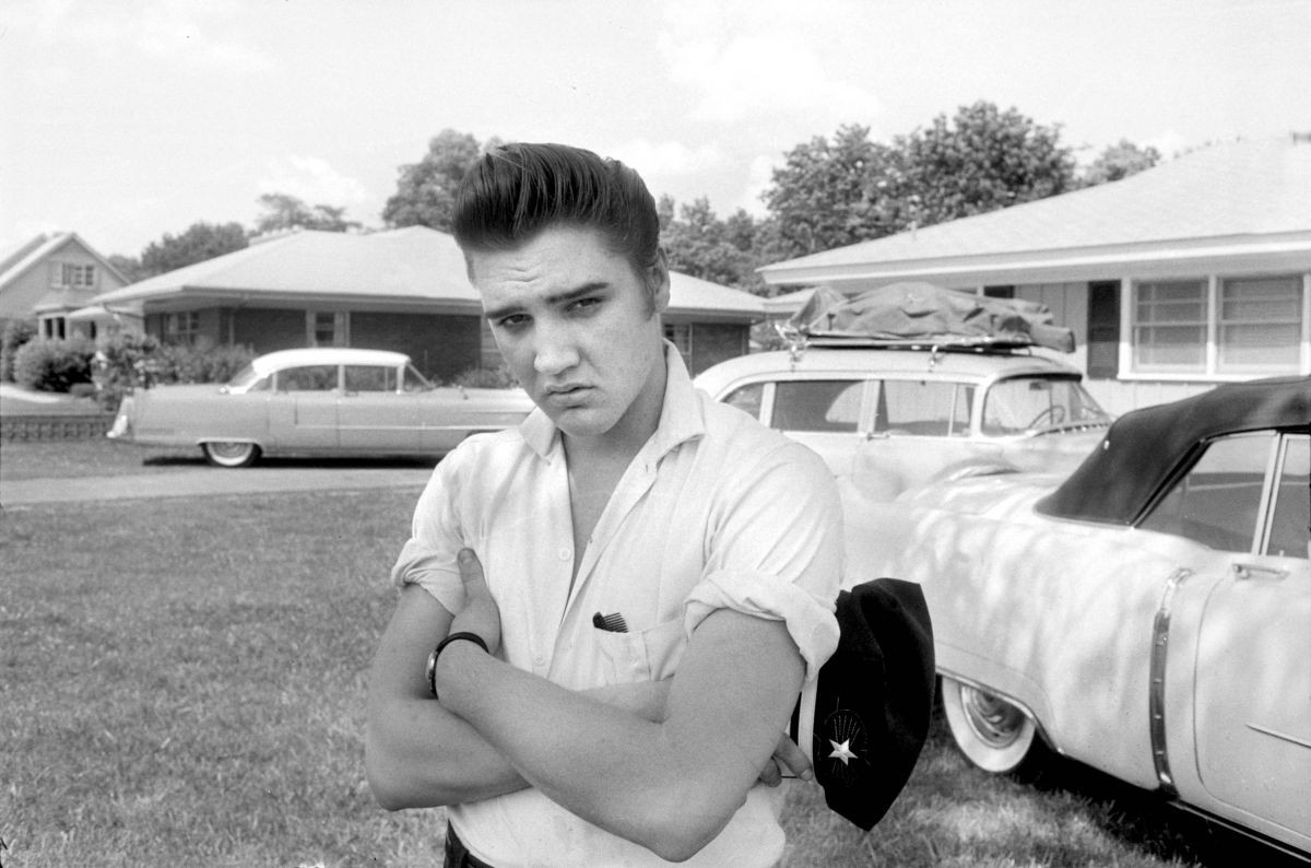 Элвис Пресли&nbsp;возле своего дома в Мемфисе, штат Теннесси, в 1956 году. Фото: &copy; Elvis Presley Estate/REUTERS