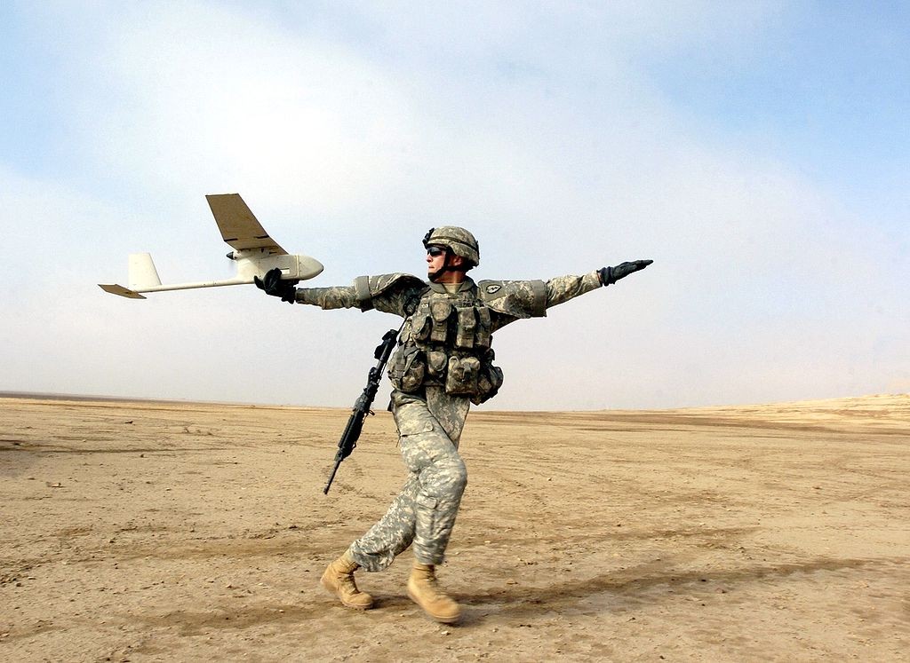 Американский военный запускает беспилотник Raven RQ-11B в 2006 году в Ираке. Фото: Минобороны США