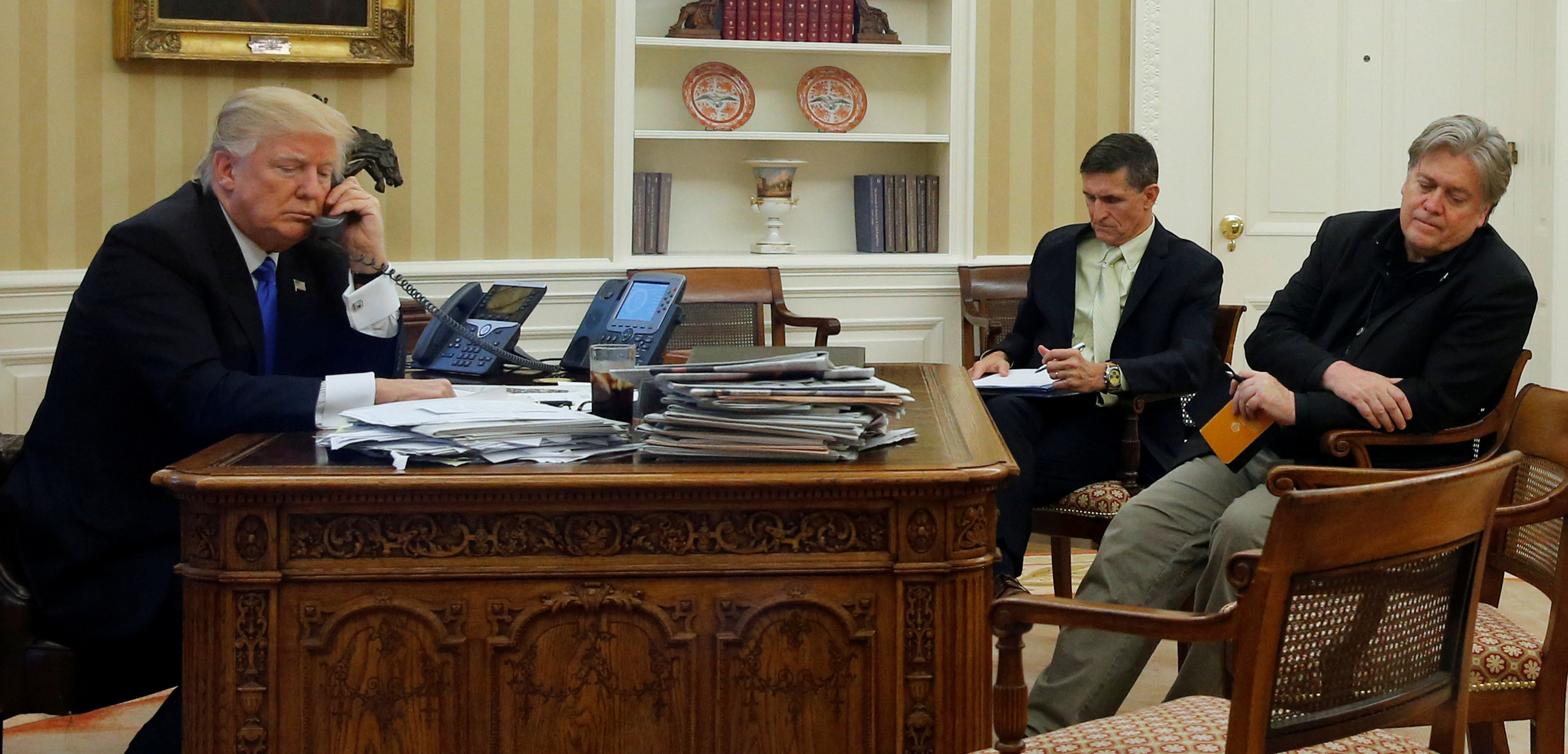 Стив Бэннон (справа) в кабинете Дональда Трампа. Фото: &copy;&nbsp;REUTERS/Jonathan Ernst