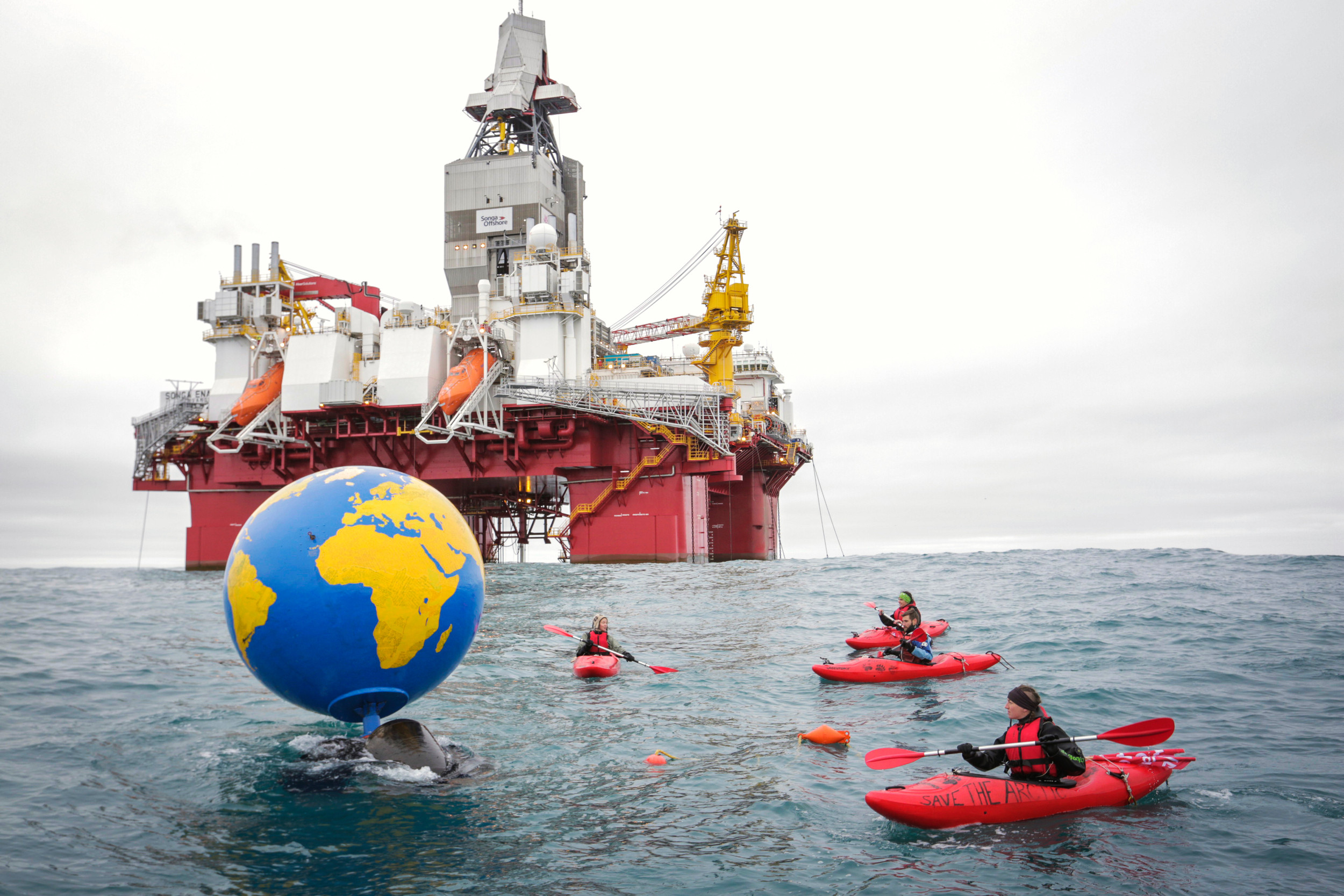 Активисты Greenpeace возле нефтяной платформы "Сонга Энейблер" в Баренцевом море. Фото: &copy; Greenpeace/Nick Cobbing
