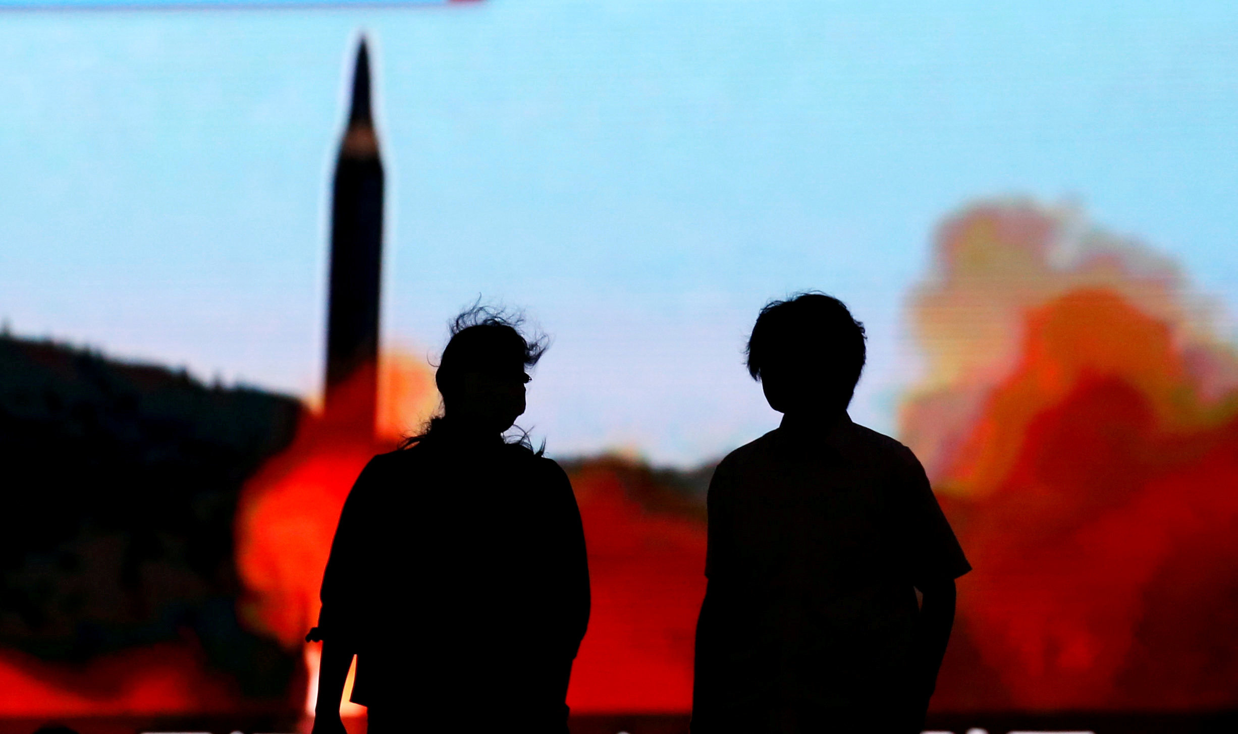 Японцы смотрят новости об угрозах, исходящих от Северной Кореи. Фото: &copy; REUTERS/Toru Hanai&nbsp;