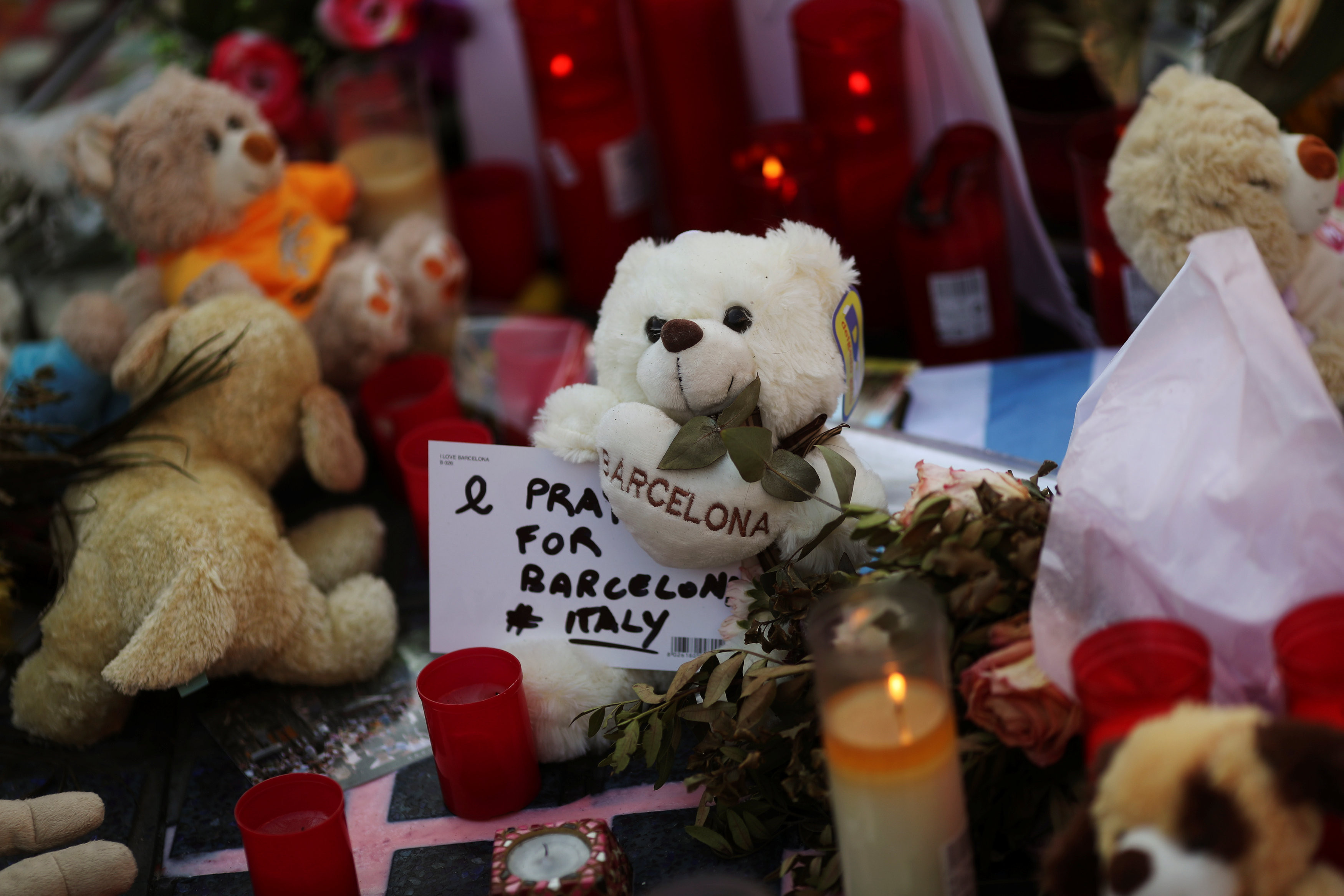 Свечи, цветв и игрушки на месте теракта. Фото: &copy;&nbsp;REUTERS/Susana Vera