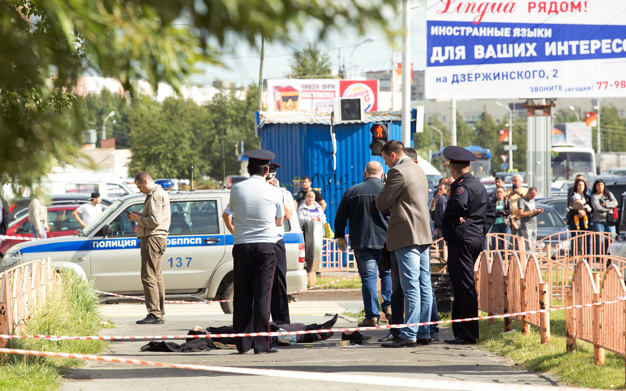 Сотрудники правоохранительных органов работают в центре города Сургута на месте, где неизвестный мужчина напал с ножом на людей и ранил несколько человек. Фото: © РИА Новости / Ирина Швец