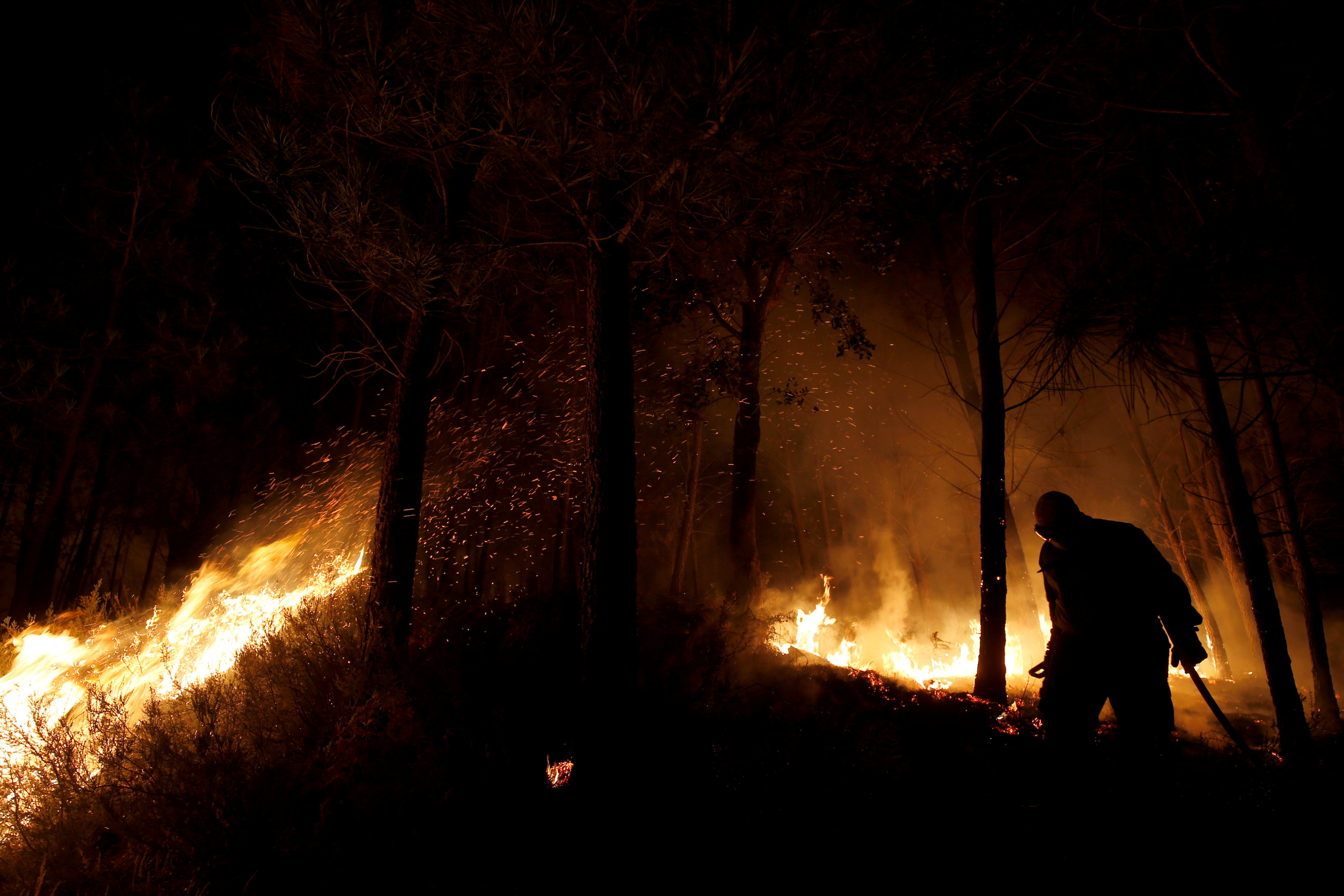 Пожарный работает на месте возгорания. Фото: &copy; REUTERS/Rafael Marchante