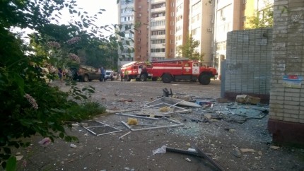Пожарные машины стоят возле дома, где произошёл взрыв. Фото: &copy; Пресс-служба ГУ МЧС России по Хабаровскому краю