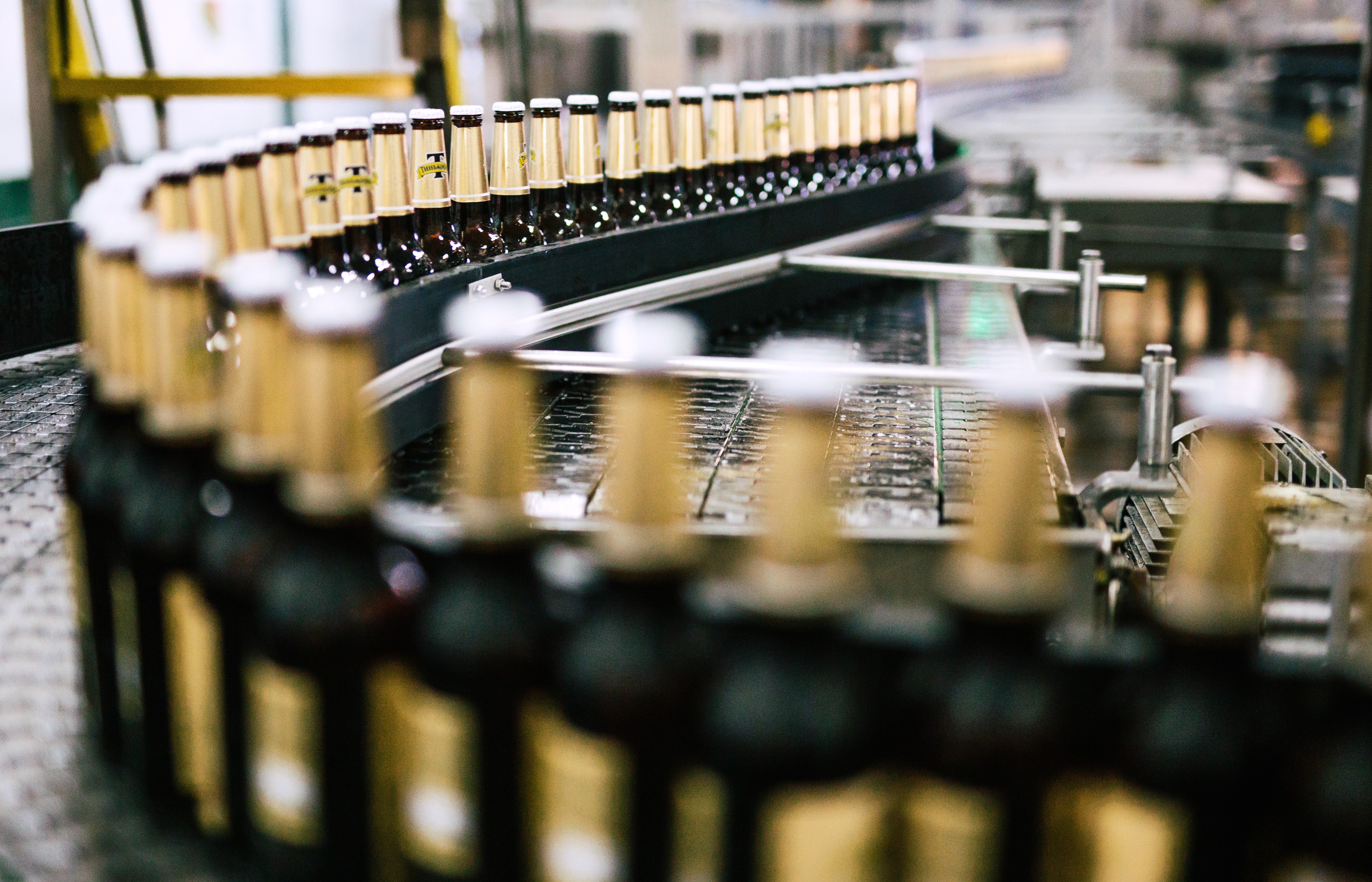 Линия розлива пивоваренной продукции в стеклянную бутылку. Фото: &copy; РИА Новости/Варвара Гертье