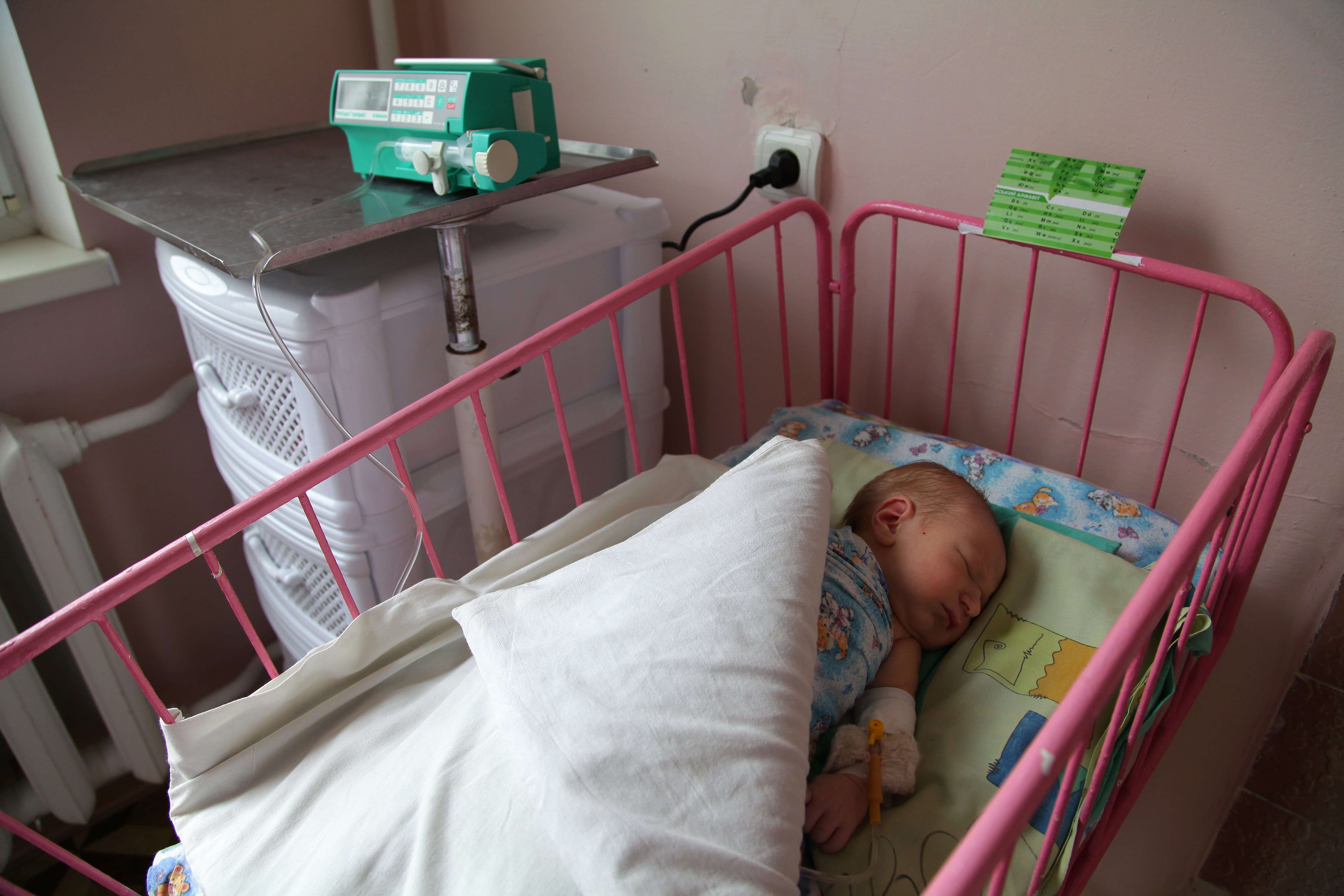 Кроватки в роддоме для новорожденных