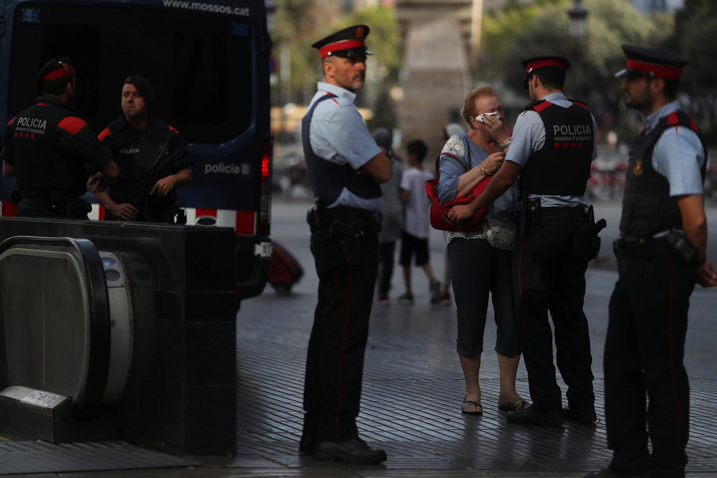 Испанские полицейские на улицах Барселоны. Фото &copy;&nbsp;REUTERS/Susana Vera


