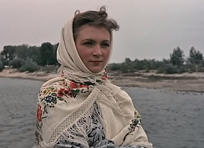 Кадр из фильма "Посеяли девушки лён" (1956)