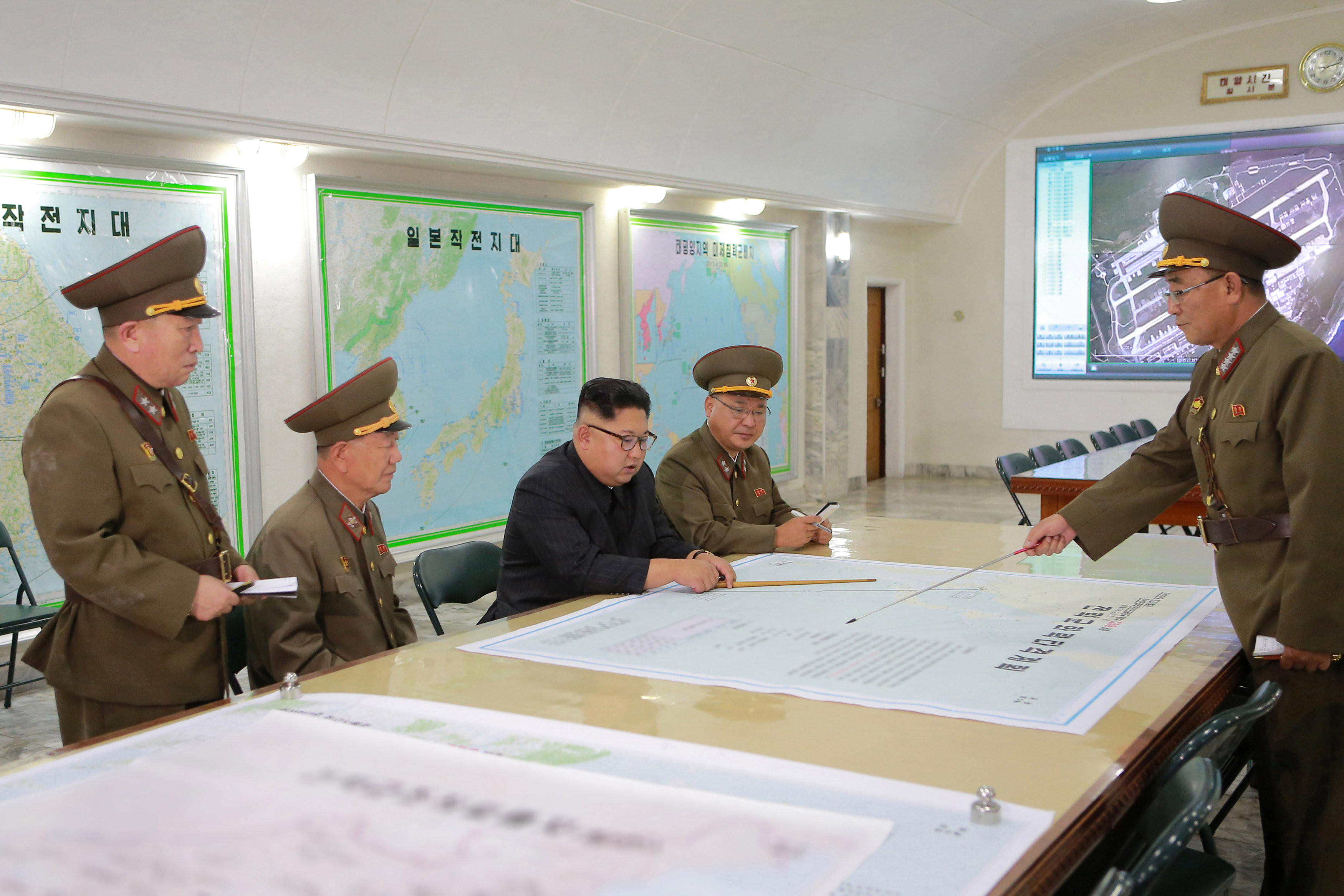 Ким Чен Ын с северокорейскими военными. Фото: &copy;&nbsp;KCNA/REUTERS&nbsp;