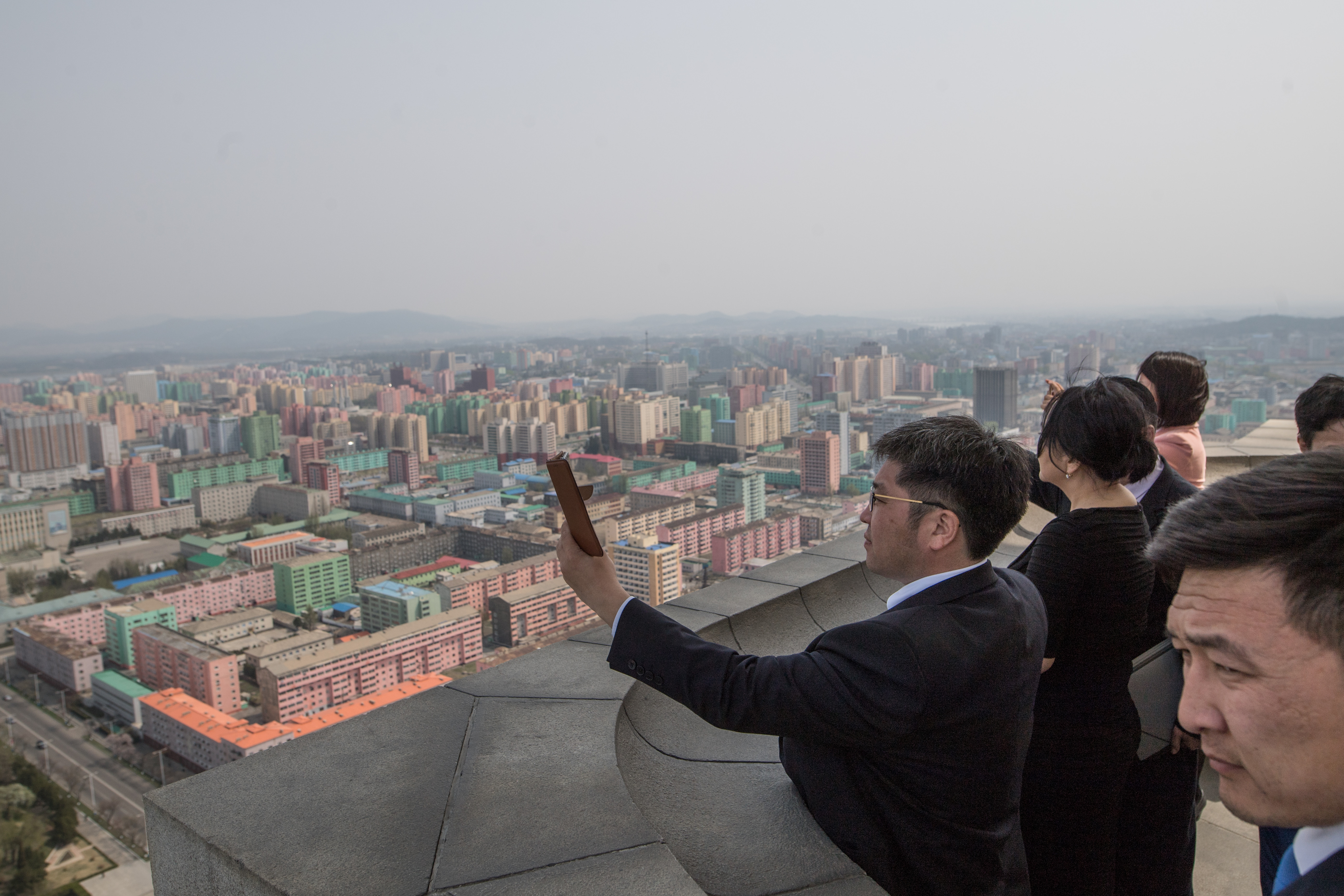 Туристы на смотровой площадке монумента идей Чучхе в Пхеньяне Фото: © РИА Новости/Илья Питалев