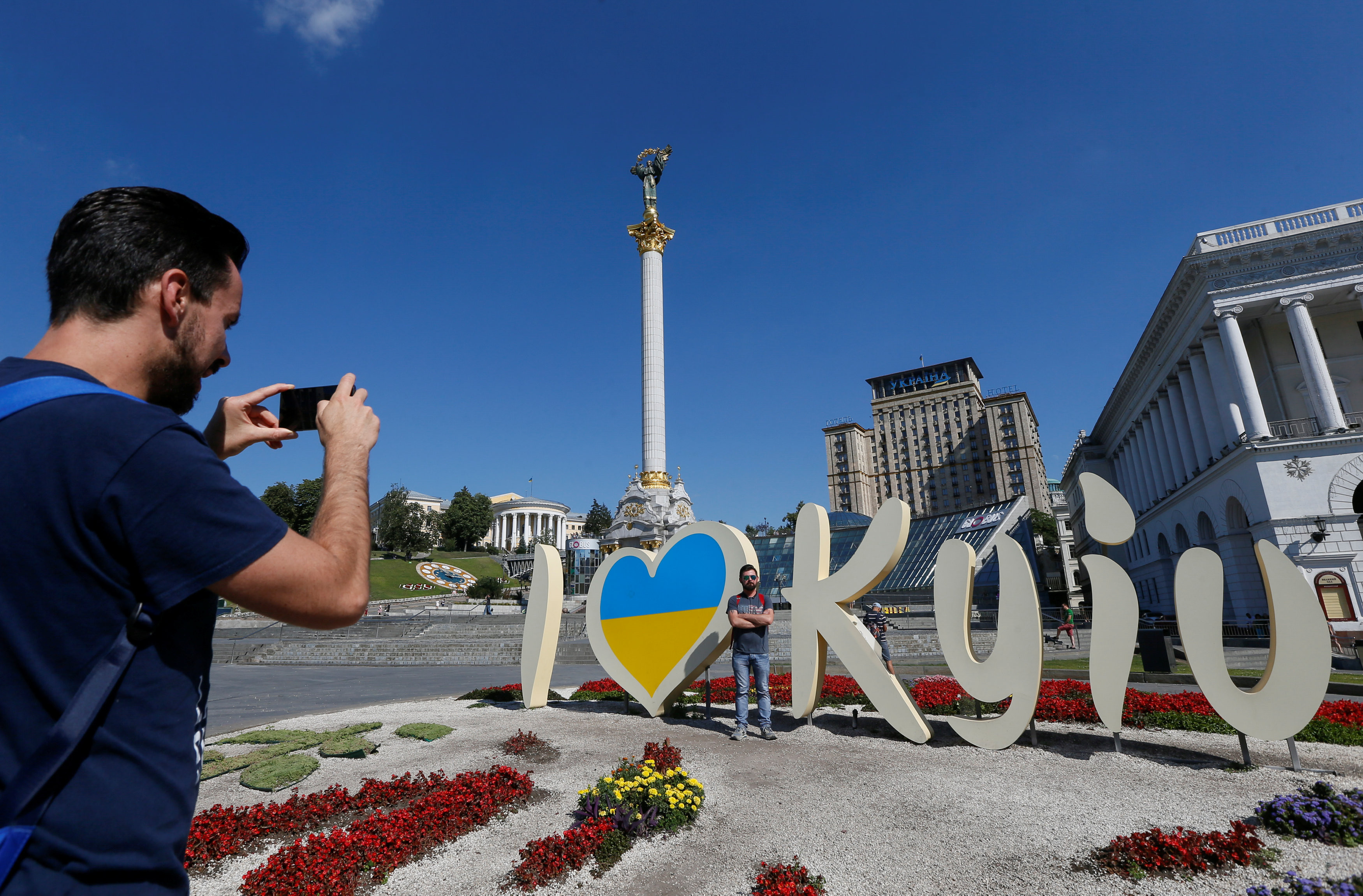 Туристы фотографируются на Майдане Незалежности в Киеве. Фото: &copy; REUTERS/Valentyn Ogirenko