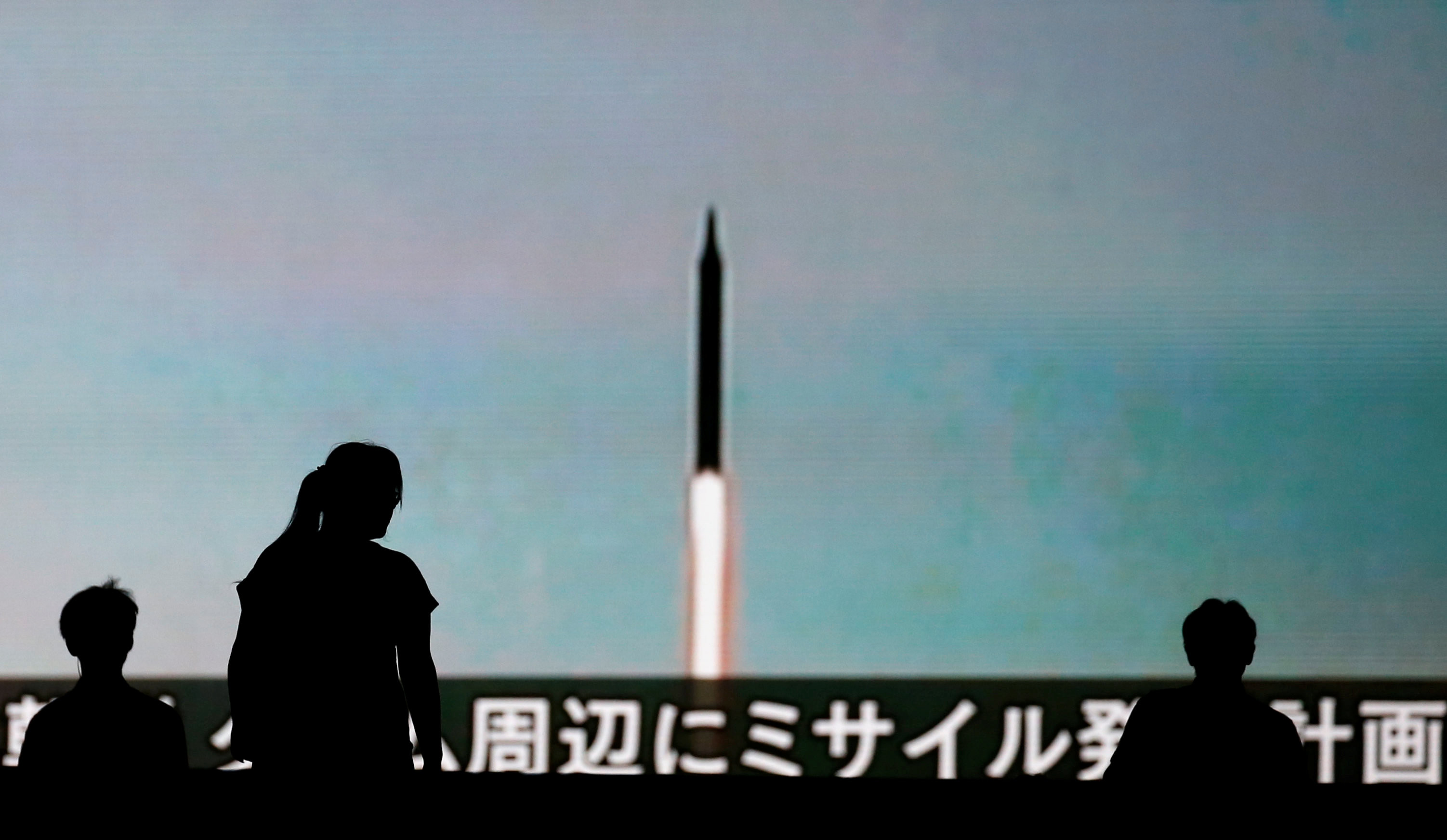 Люди наблюдают за новостями о запуске баллистической ракеты КНДР. Фото: &copy; REUTERS/Toru Hanai