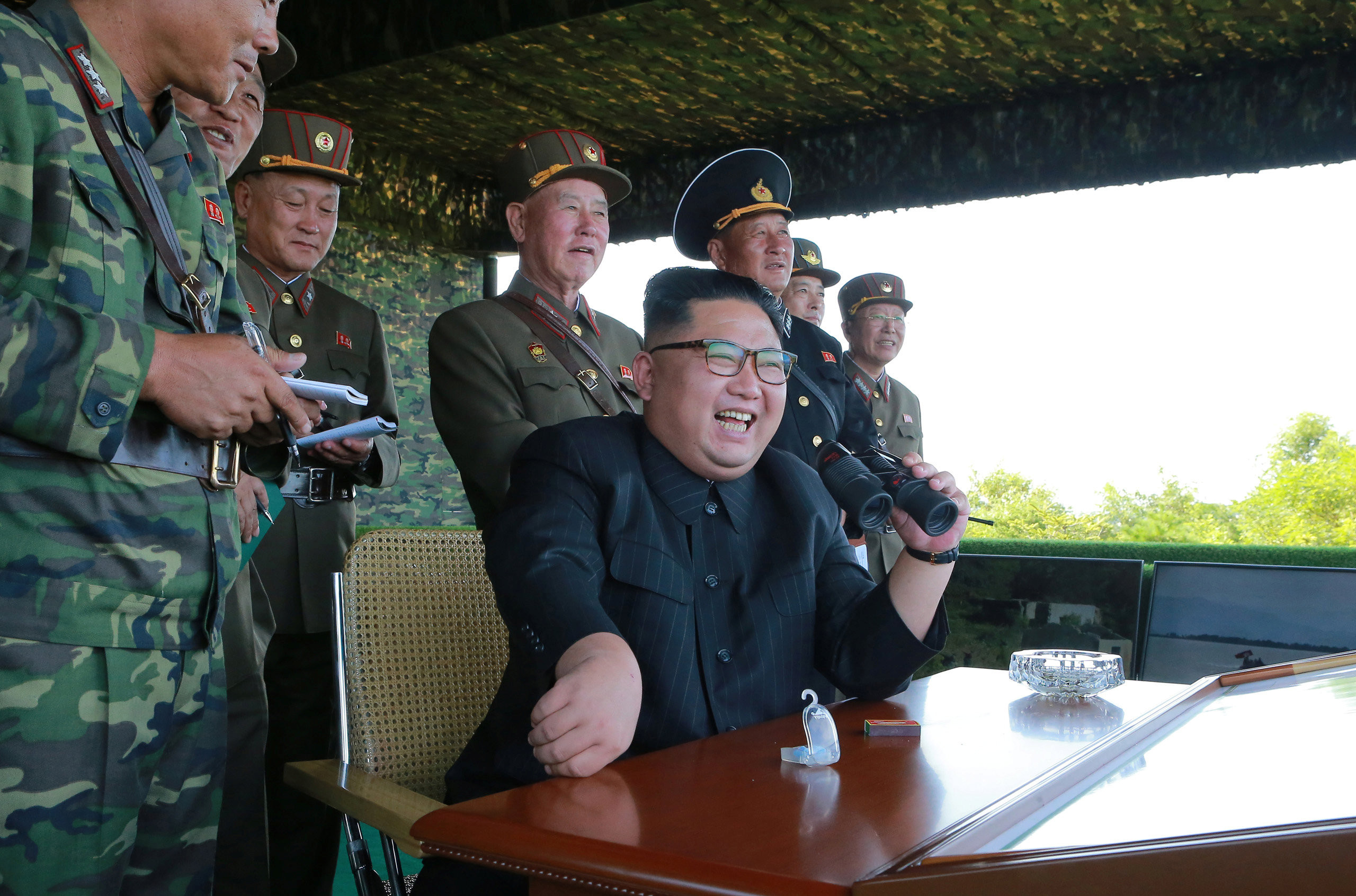 Лидер КНДР Ким Чен Ын в окружении военных. Фото: &copy; REUTERS/KCNA