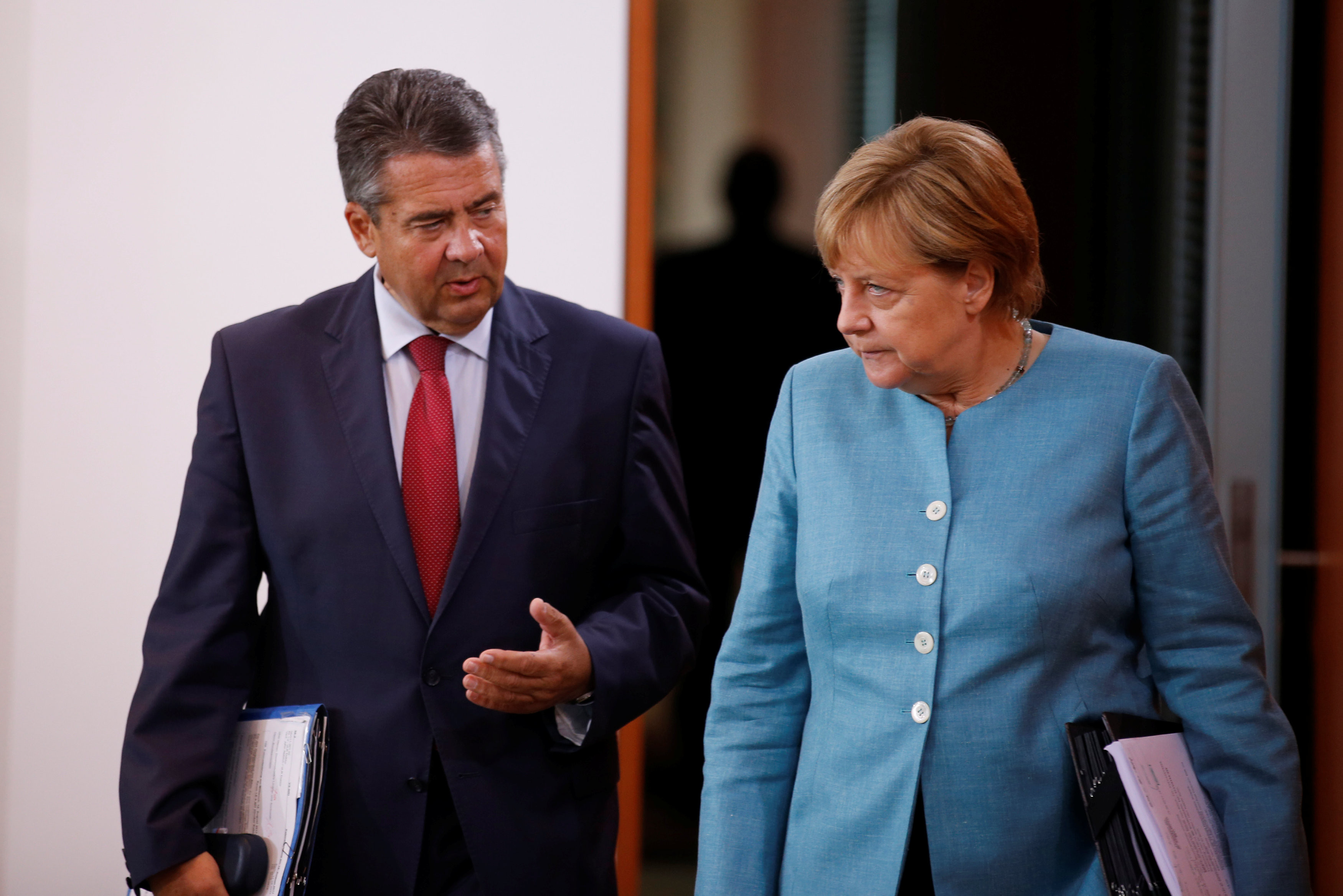 Министр иностранных дел Германии Зигмар Габриэль и канцлер ФРГ Ангела Меркель. Фото: &copy;REUTERS/Axel Schmidt
