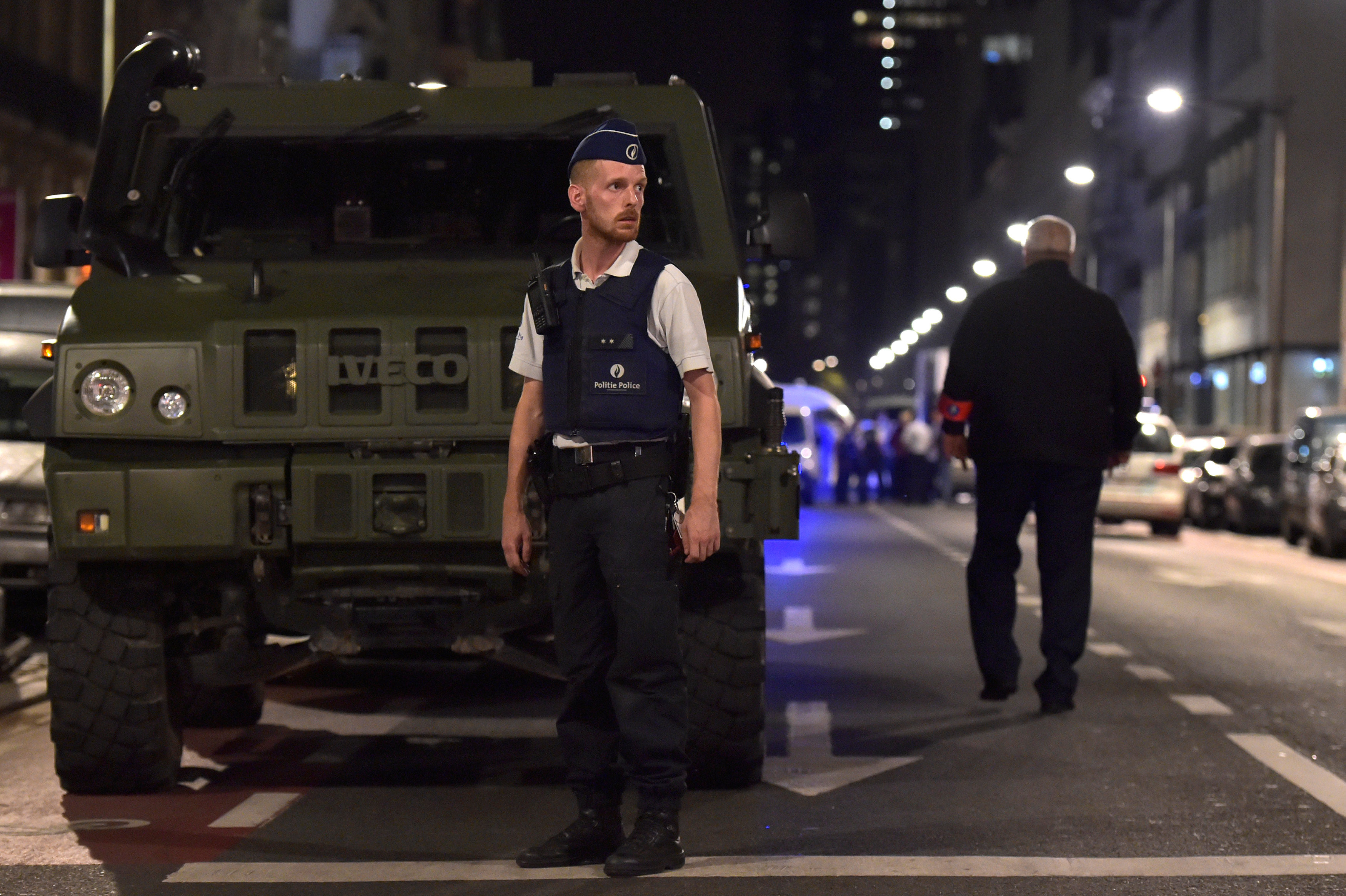 Полицейский стоит на месте, где произошла атака на военный патруль в Брюсселе. Фото: &copy; REUTERS/Eric Vidal