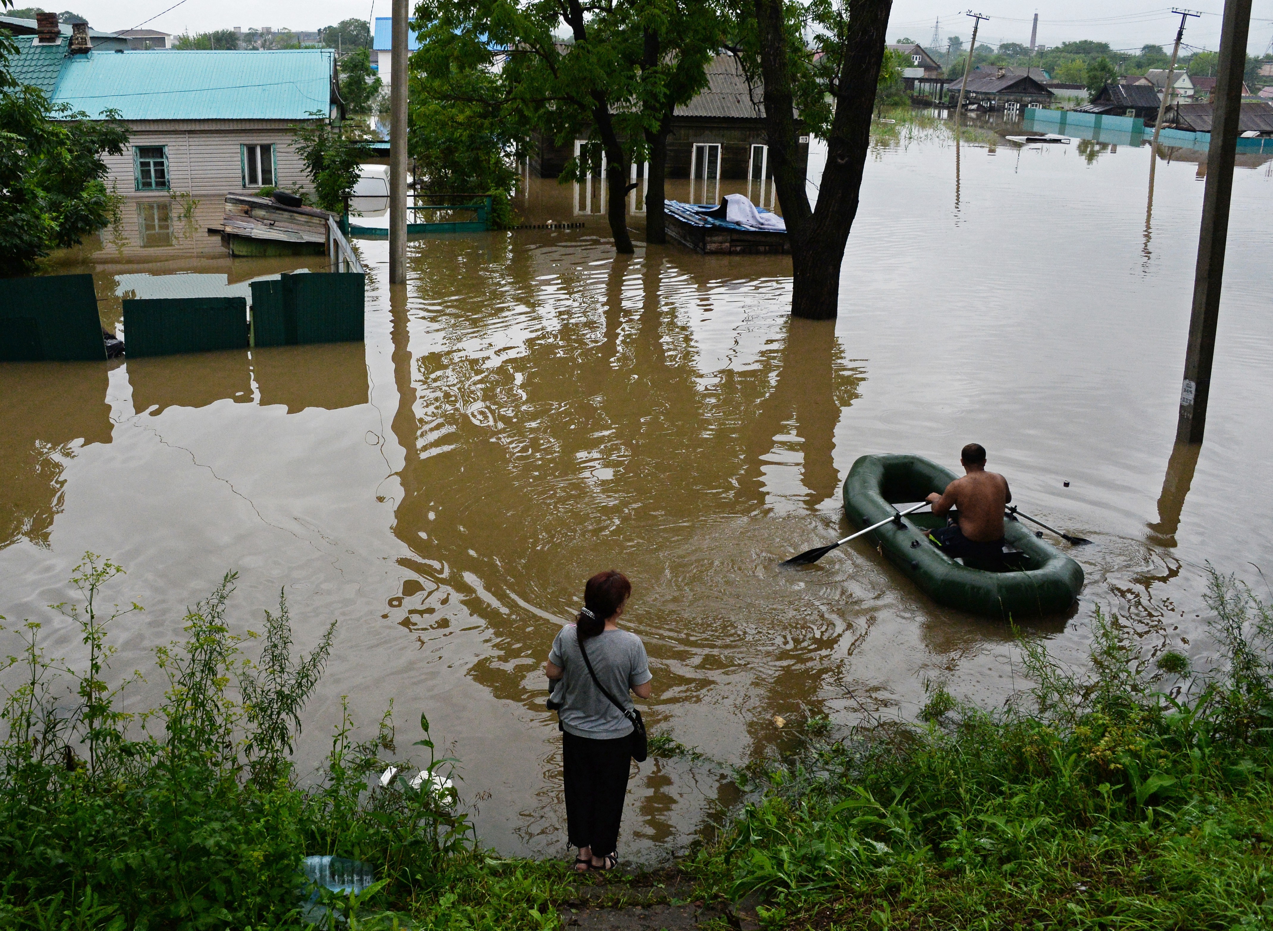 Жители Уссурийска во время наводнения. Фото: &copy; РИА Новости/Виталий Аньков