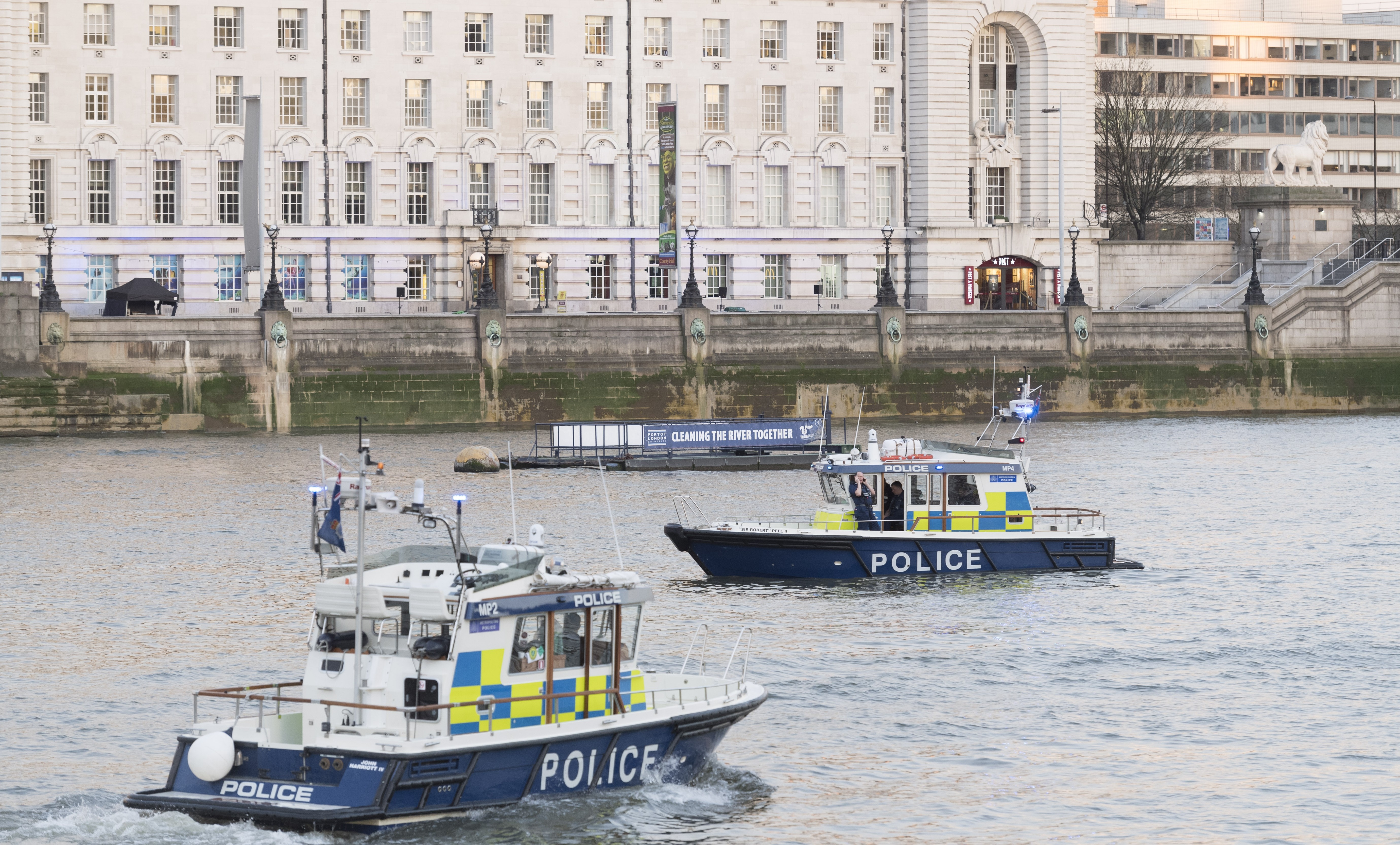 Катера полиции патрулируют акваторию Темзы неподалеку от здания британского парламента. Фото: &copy; РИА Новости/Алекс Макнотон