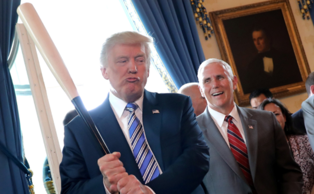 Дональд Трамп с бейсбольной битой. Фото: &copy;&nbsp;REUTERS/Carlos Barria