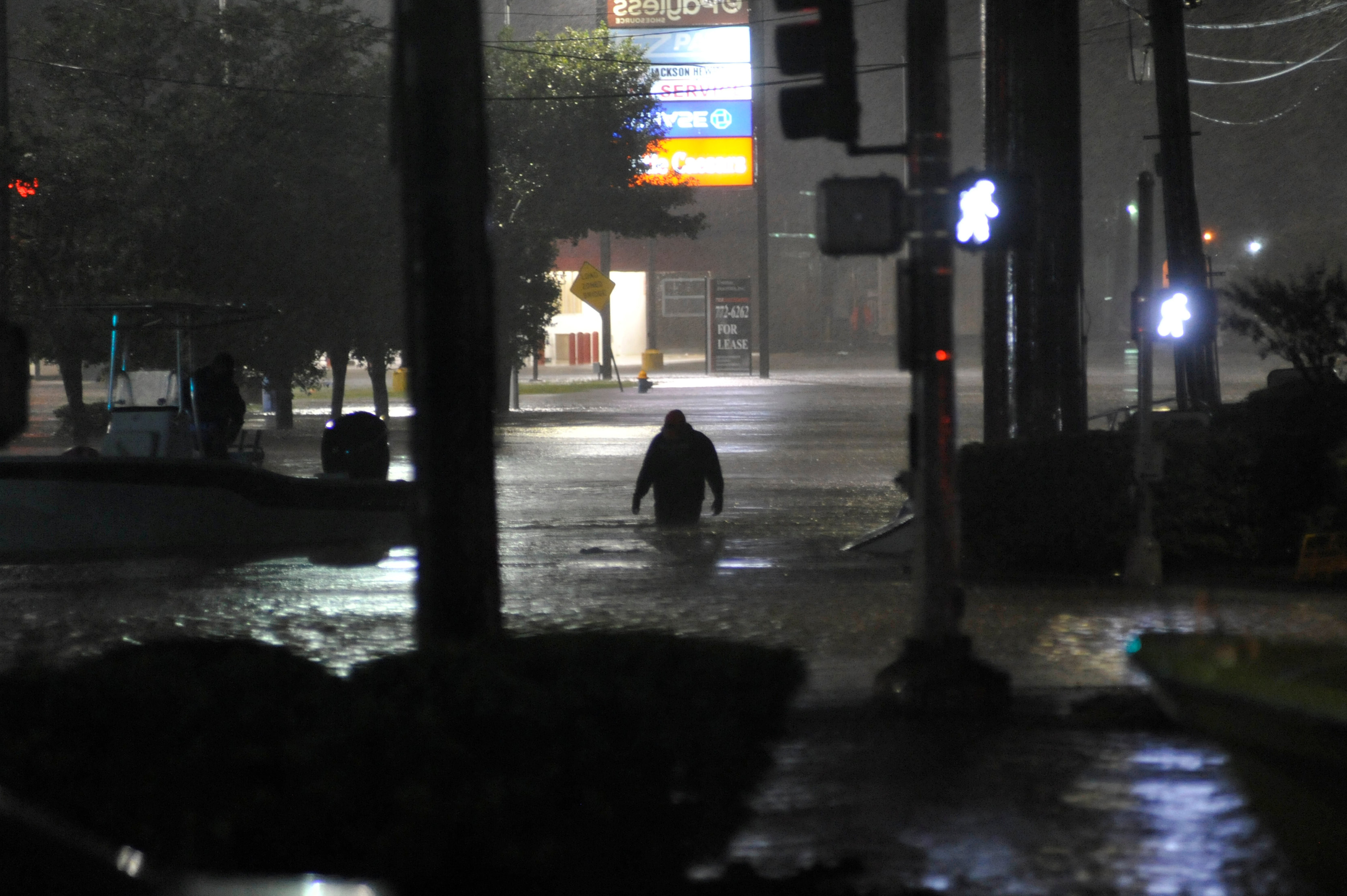 Человек на улицах затопленного Хьюстона. Фото: &copy;&nbsp;REUTERS/Nick Oxford