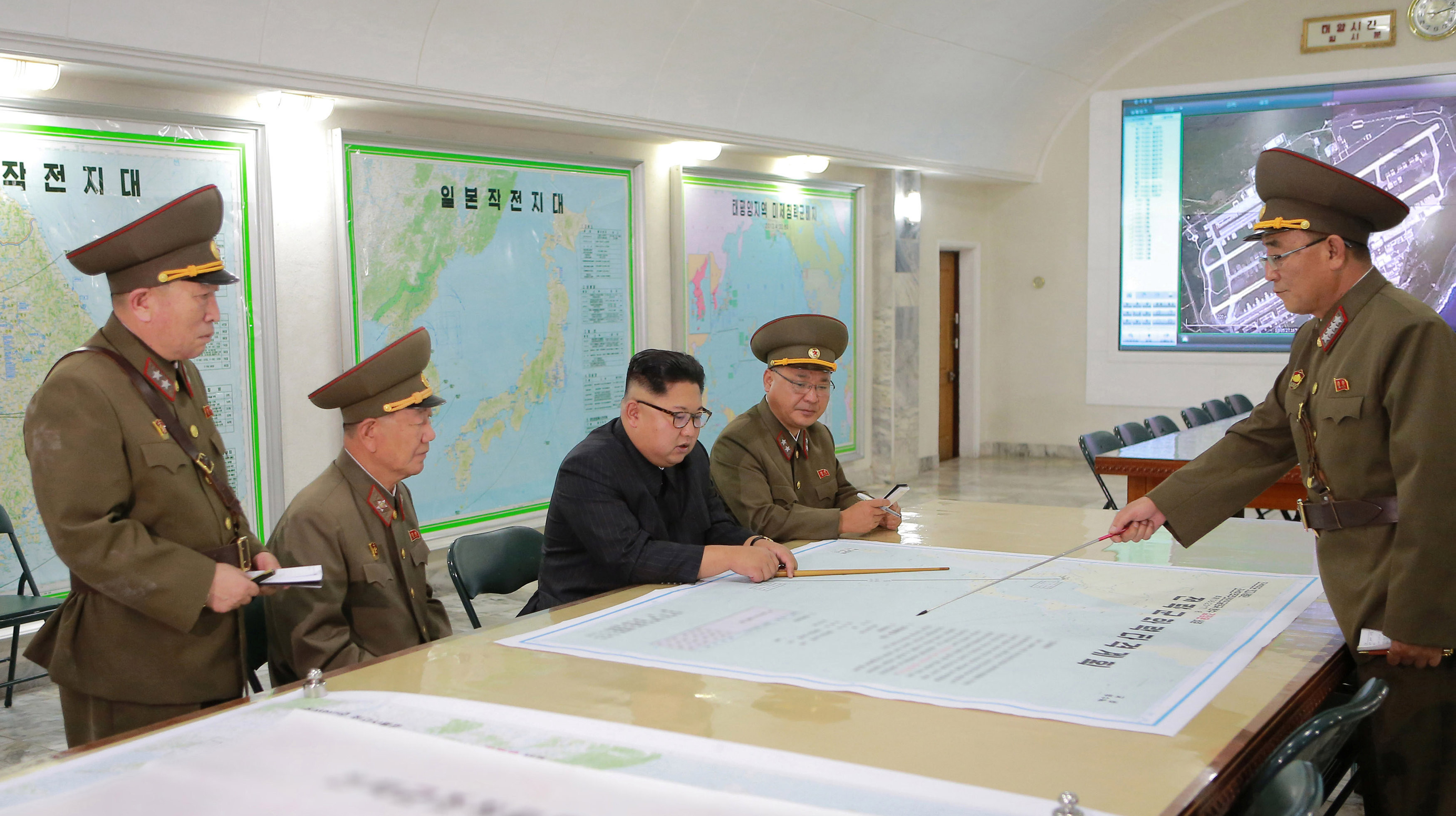 Лидер КНДР Ким Чен ЫН в окружении своих генералов. Фото: &copy;&nbsp;KCNA/REUTERS&nbsp;