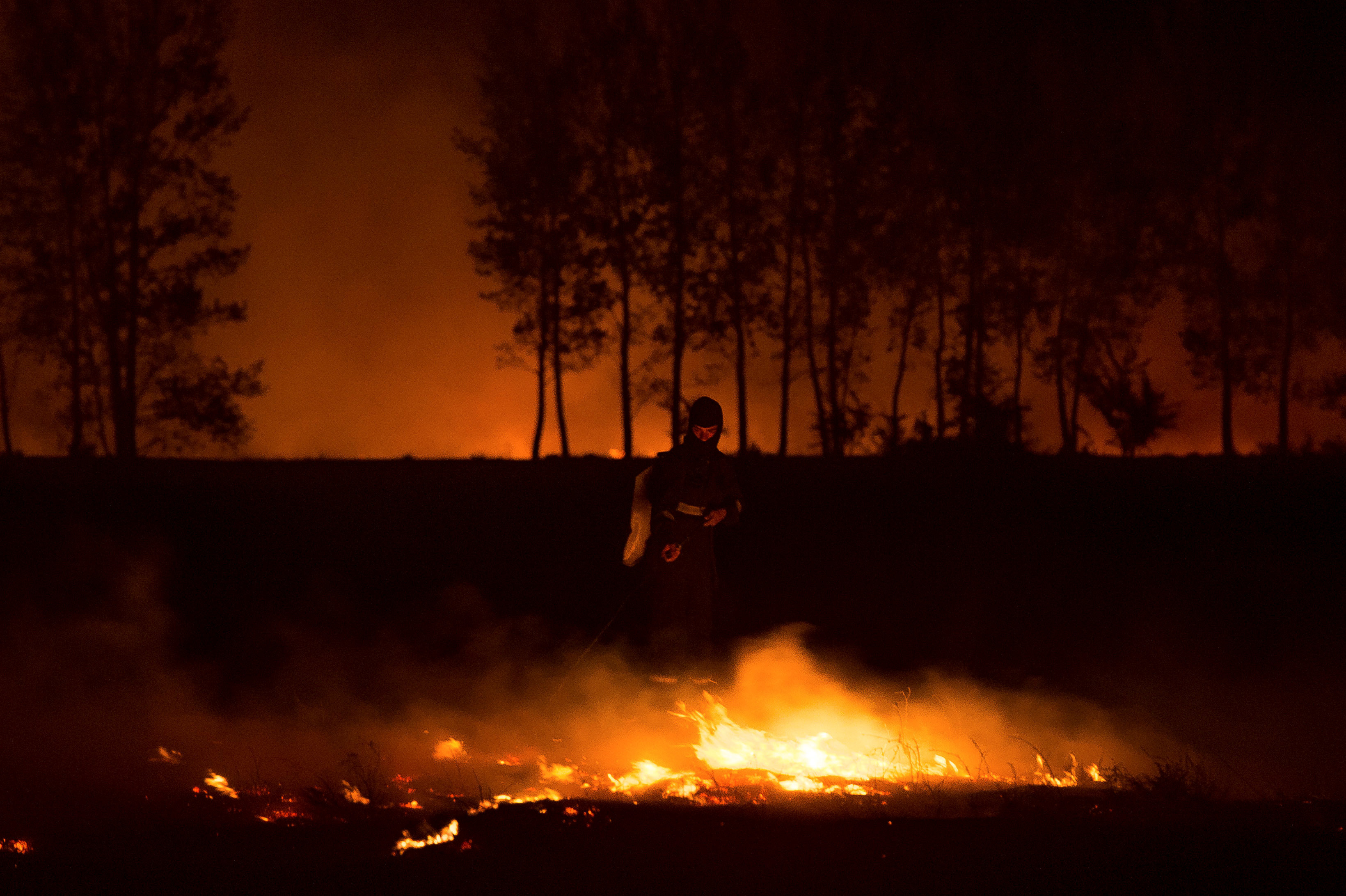 Хорватский пожарный борется с огнём. Фото: &copy;REUTERS/Edin Tuzlak