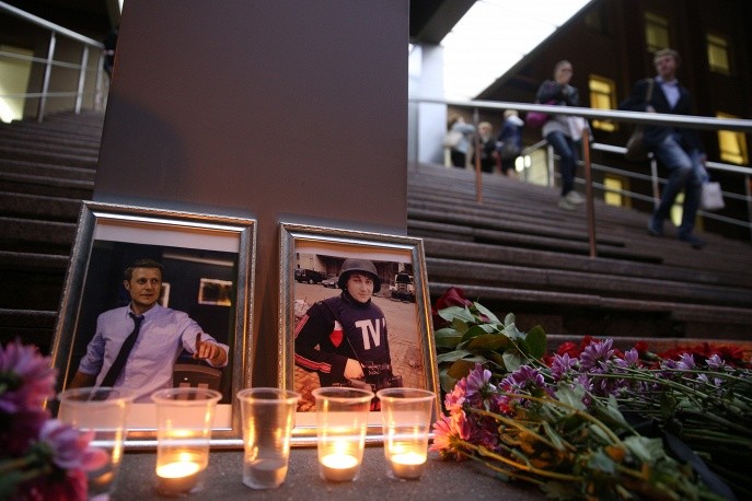 Цветы и свечи у здания ВГТРК в память о погибших журналистах