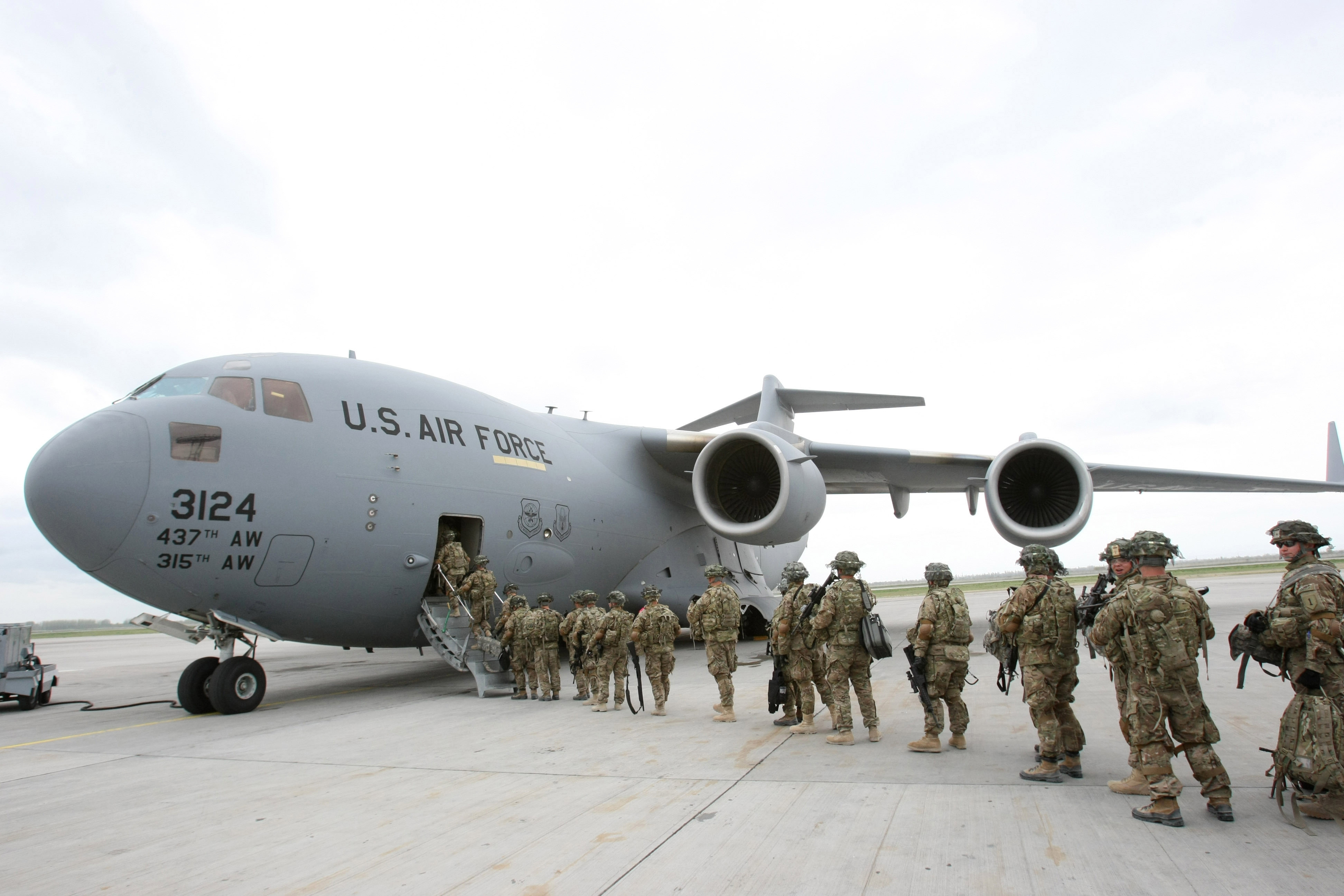 Американские военнослужащие у транспортного самолета перед отправкой в Афганистан. Фото: &copy; РИА Новости/Владимир Пирогов&nbsp;