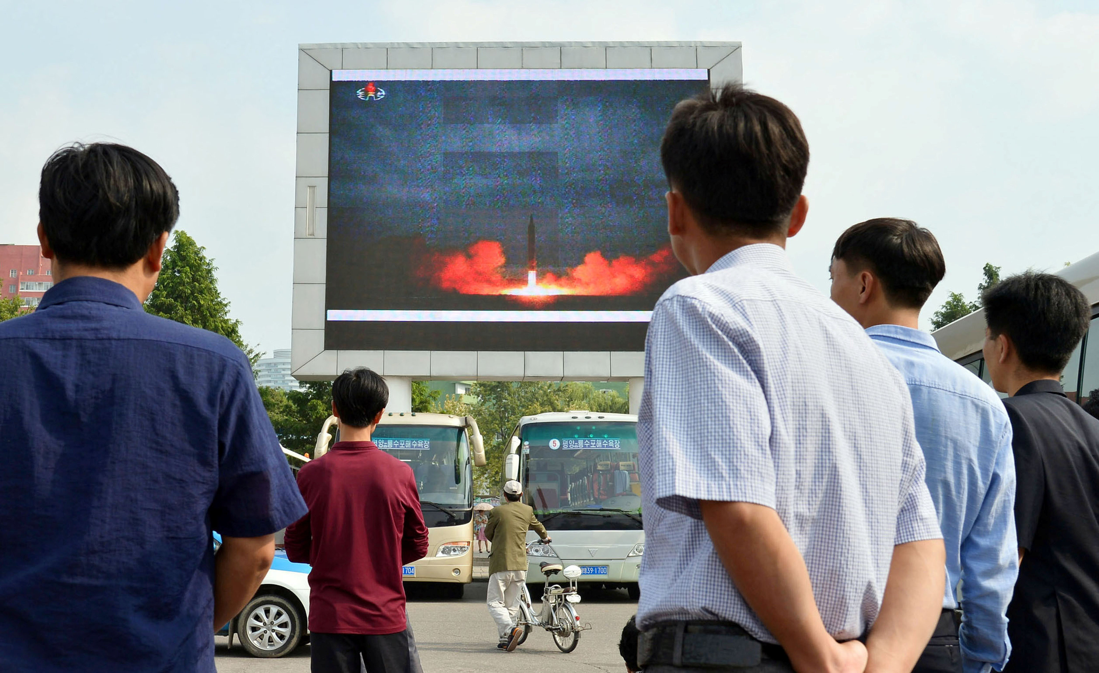 Люди наблюдают за ракетным пуском КНДР. Фото: &copy; REUTERS/Kyodo