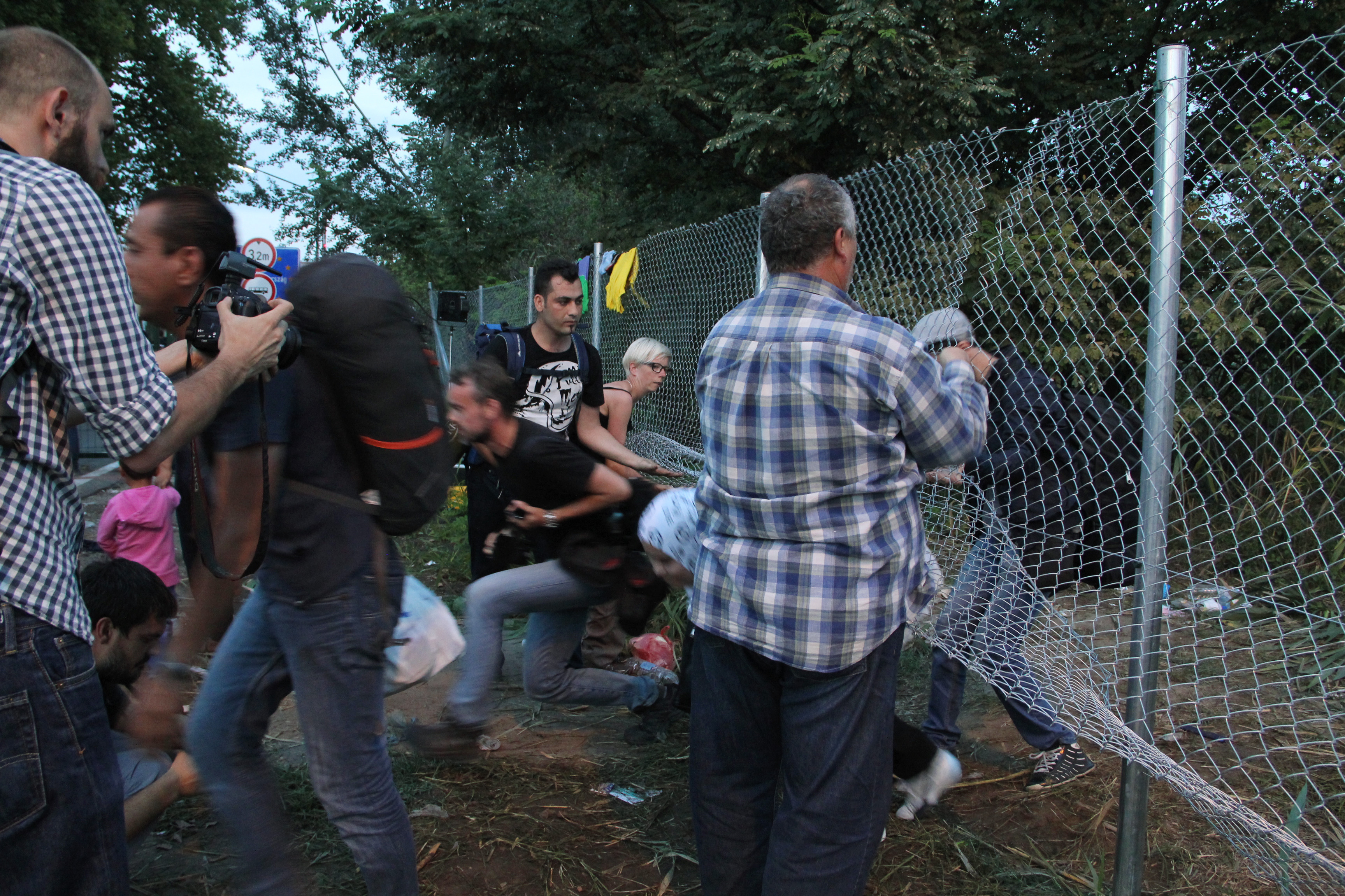 Беженцы незаконно пересекают сербско-венгерскую границу. Фото: &copy; РИА Новости/Дмитрий Виноградов&nbsp;