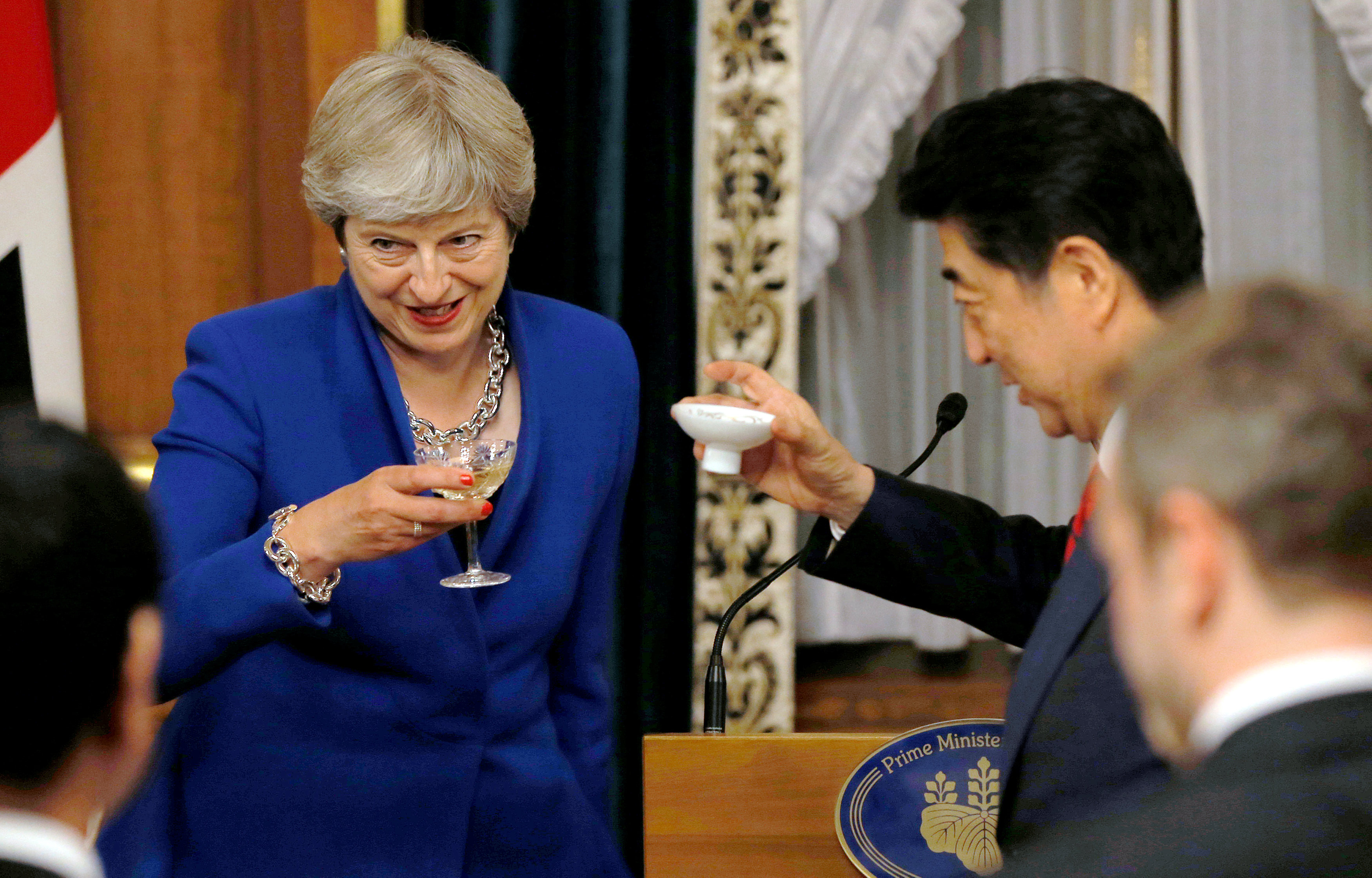 Премьер-министр Великобритании Тереза Мэй и премьер-министр Японии Синдзо Абэ на ужине в Токио. Фото: &copy; REUTERS/Shizuo Kambayashi