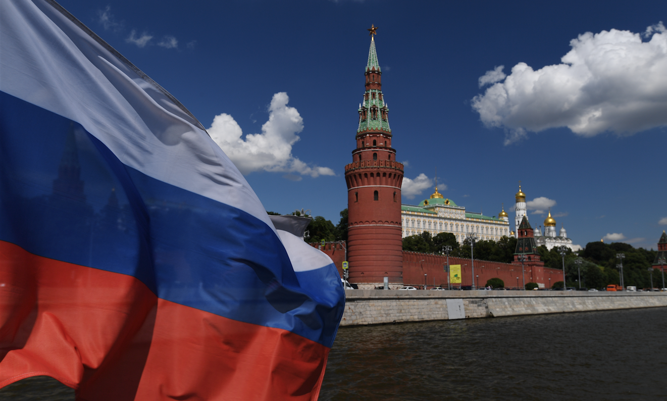 Флаг России на фоне Кремля. Фото: &copy; РИА Новости/Владимир Вяткин
