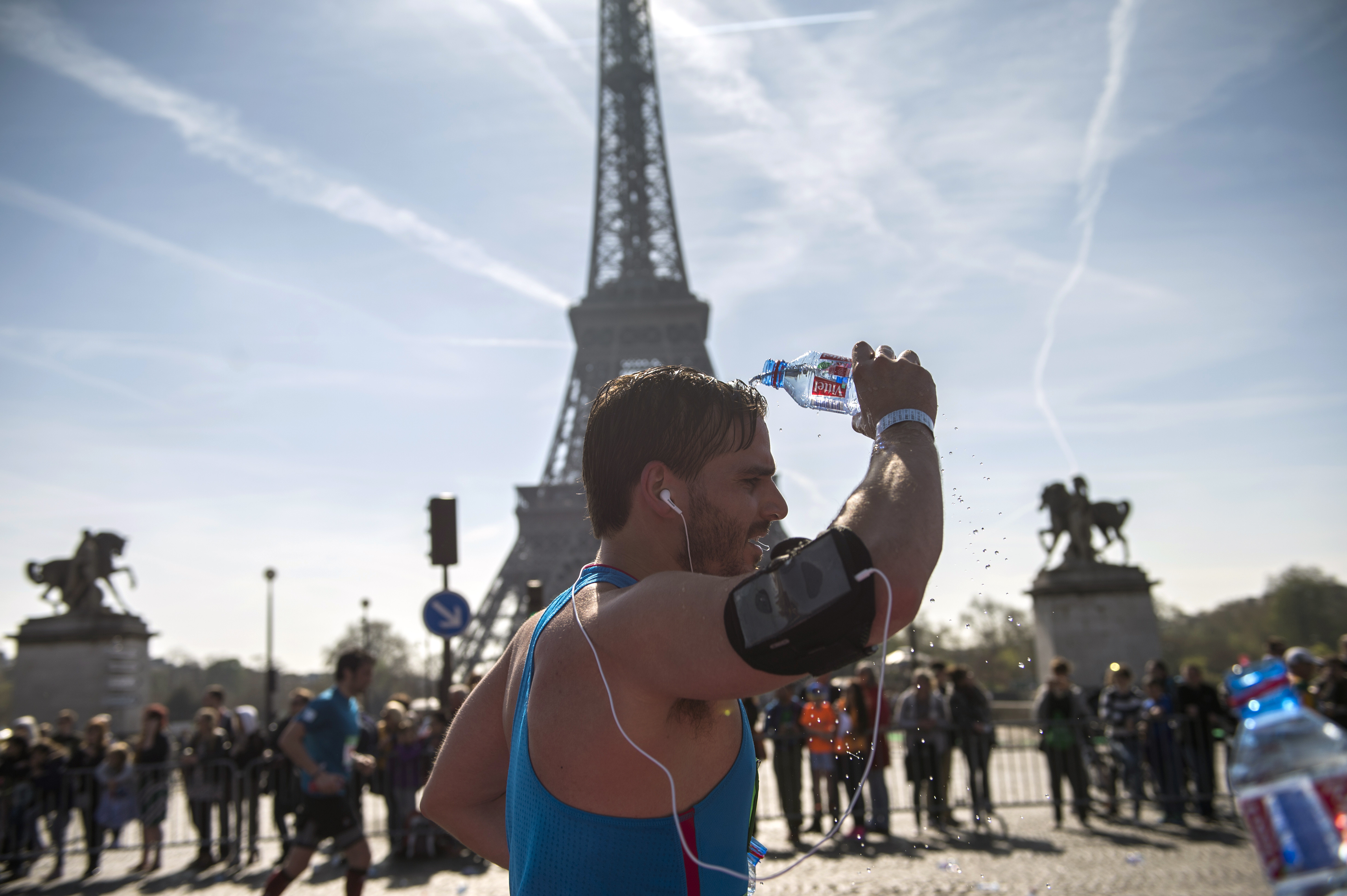 Мужчина бежит мимо Эйфелевой башни в Париже. Фото: &copy; РИА Новости/Валерий Мельников